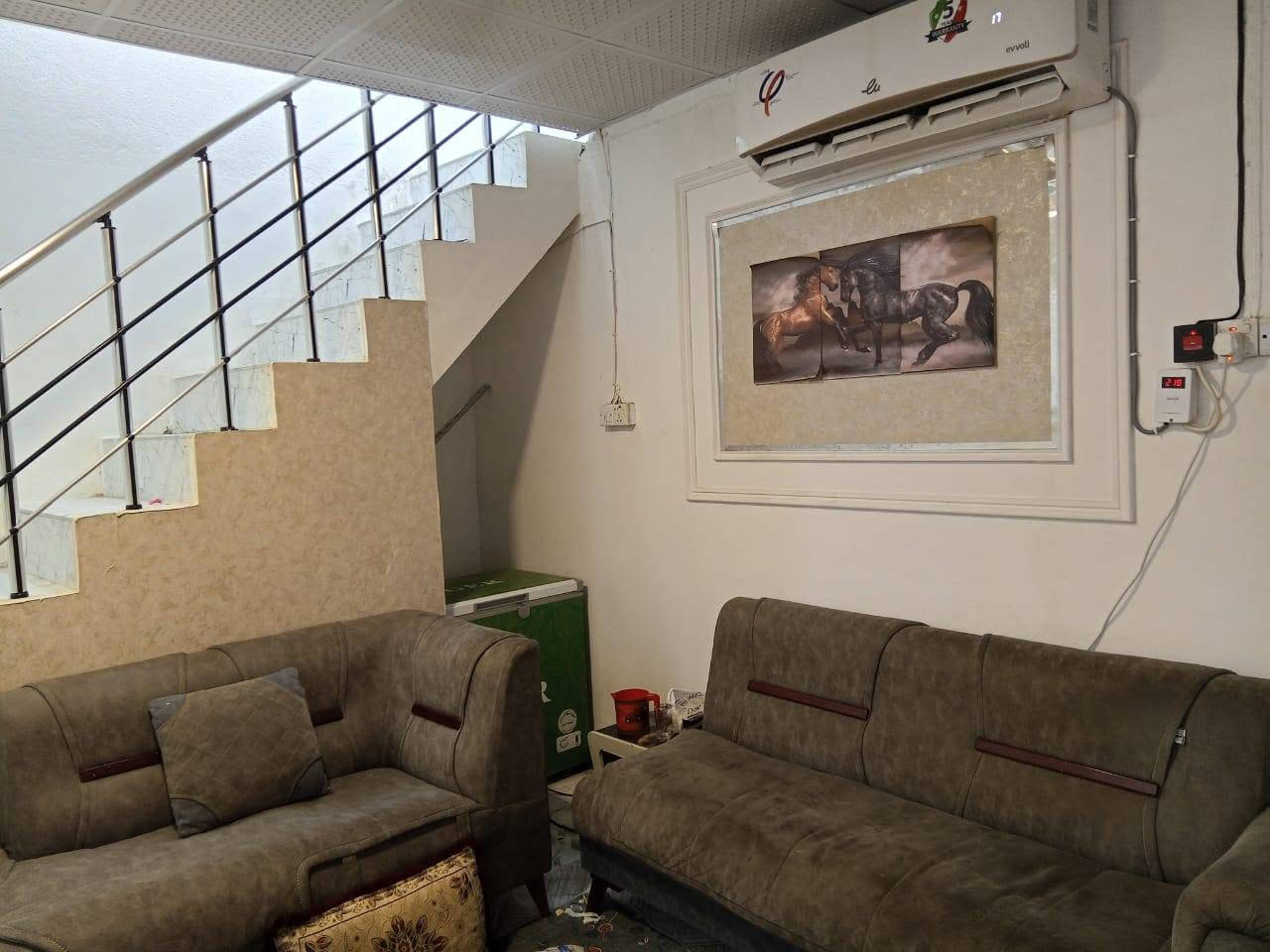 السلام عليكم ✋ بيت للبيع حي اور الثانيه2️⃣
المساحه 100 متر 
يتكون من طابقين الطابق الأول 1️⃣ 
يحتوي على غرفة ضيوف 🙋 
 وصاله ومطبخ 🧑‍🍳 وغرفة نوم ومجموعة صحيات 🚻
يحتوي الطابق الثاني 2️⃣ 
على ثلاث غرف نوم وصاله 
ومجموعة صحيات 🚻 
عندك عقار🛖 للبيع ماعليك فقط مراسلتنا✉️
على صفحه✋او على اتصل على وتساب 📜
*********** وتساب ♥️  https://chat.whatsapp.com/LQRKo8Jir4V5tmty31u8yW?s=cl&p=a&ilr=1
