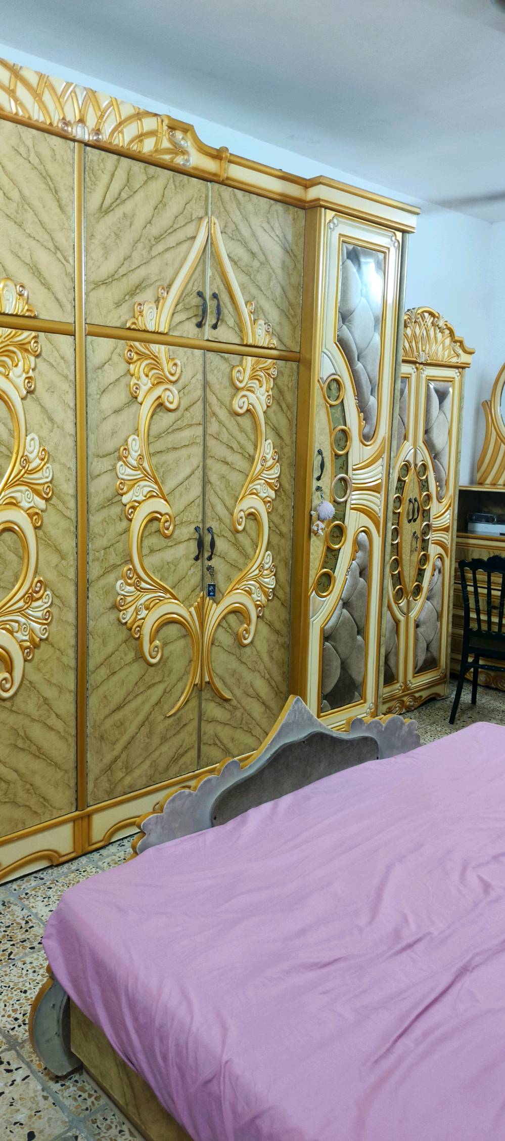 غرفت نوم للبيع 
كلش نضيفه خشب عراقي 
لون ذهبي 
جربايه تحتوي على مخزن 
كلشي موضح بل صور 🖼
سعر ملوين 100 بيه مجال للشراي 
***********‬‏
بغداد العبيدي