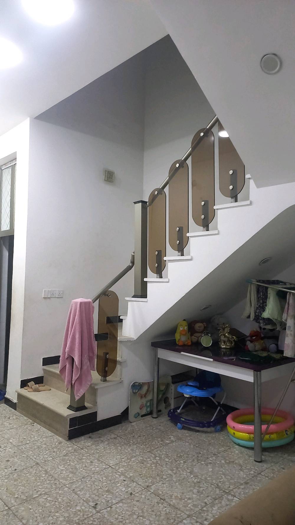 بيت للبيع مساحه ١٢٠ متر بناء حديث وشغل درجه أوله واجهه ٧ونص ملحقاته صاله داخليه واستقبال ومطبخ وغرفه  نوم وحمام ومناور ٢ فوك بيتونه جبيره تكدر تحطلها قاطع اصير غرفه اني مسويها غرفه للاطفال وسطح خلفي وامامي ومطبك شتايكر البيت كامل مكمل وعلى ايدي وكلشي اشتغلته بالبيت بي ضمان من كهربائيات من بواري خلاطات كله بي ضمان وجاهز للسكن عنوان الرئاسه شارع عشرين بخلف مخازن الببسي المنطقه كامله من خدمات مي خير من الله وكهرباء هم شارع الي بي البيت مبلط والمنطقة هادئه الاستفسار اتصل على هذا الرقم وائل ابو رضا *********** السعر ١٠٠ وبي مجال للشراي