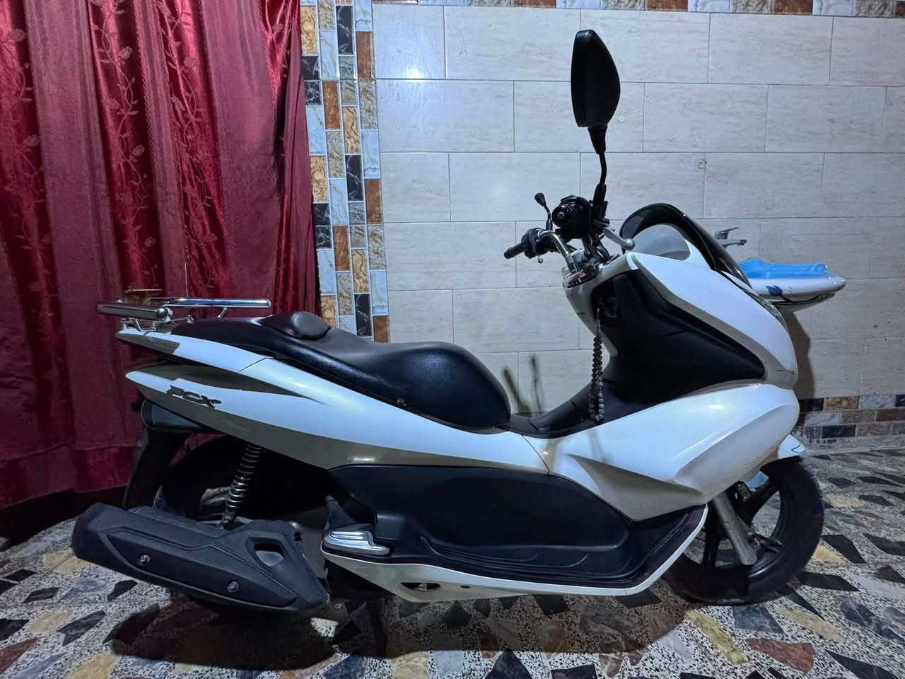دراجه pcxجيل اول مكينه 125ادراجة  كلها ابلاديه شرط النضافه دراجهة مال رمبه مال معرض المديل 2016 ماخذها رمبه اوراق المعرض موجوده يعني مو مال شارع 
حساس ازدحام الدراجه كفاله عامه الدراجه على ايدي شوفت عينك ياباني الاصليJF جديده  السعر 15 ورقه 
مكاني بغداد مدينه الصدر ***********

