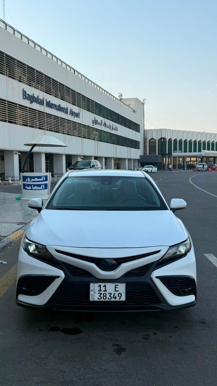 السلام عليكم كامري 2021 SE فول مواصفات بس مابيها فتحه هايبرد ماشيه 45 الف حادثها الجاملغ الخلفي وراجع بارد يعني بدون صبغ بدون ايرباك بجمها مملعوب بي ولا مفتوح محرك وكير وكهربائيات مكفوله ارقى دهن اديرلها (فولترونك ) مابيها اي شخوط السياره الدعاميه الخلفيه مصبوغه وفوكاها شويه فقط (سونار موجود ) تخم تايرات ياباني بعده جديد شتريتلها ومخليلها  مانع طسه صدر وحداديه  مال شركه بعدهن . مكاني زيونه  (سعرها 194  )بيها مجال بسيط ***********
***********
