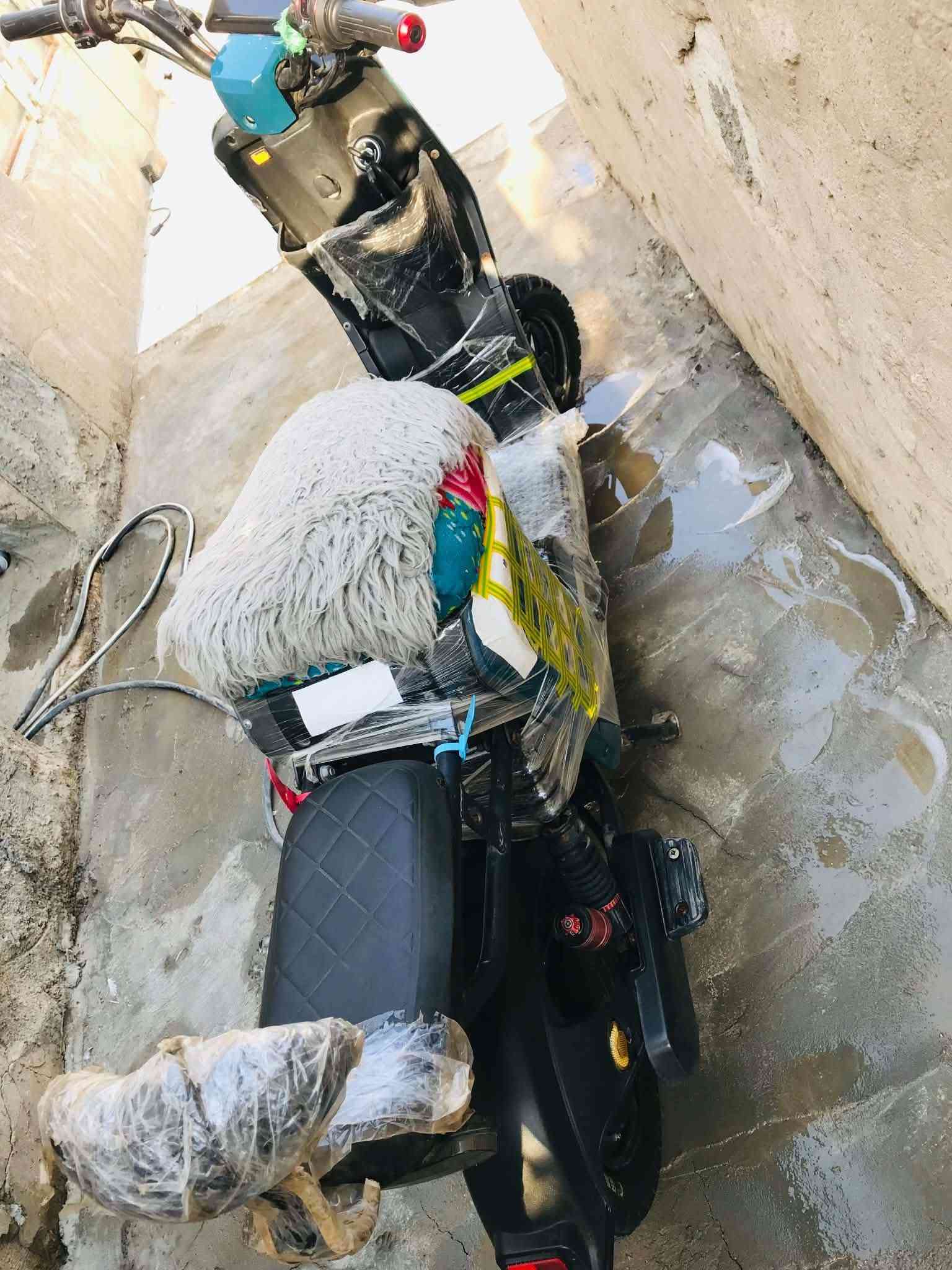 السلام عليكم للبيع دراجه شحن ار 9 2025 كامله كل عطل مابيه بطاريات جدد صار 3 ايام من شادهن كهربائيات شغاله كله شغاله سرعه 99 بريكات بل مكان لايت بك لايت شغالات لايت زنون شاحنه جديده اصليه السعر 300 وبيه مجال مكاني كربلاء الاستفسار ***********
