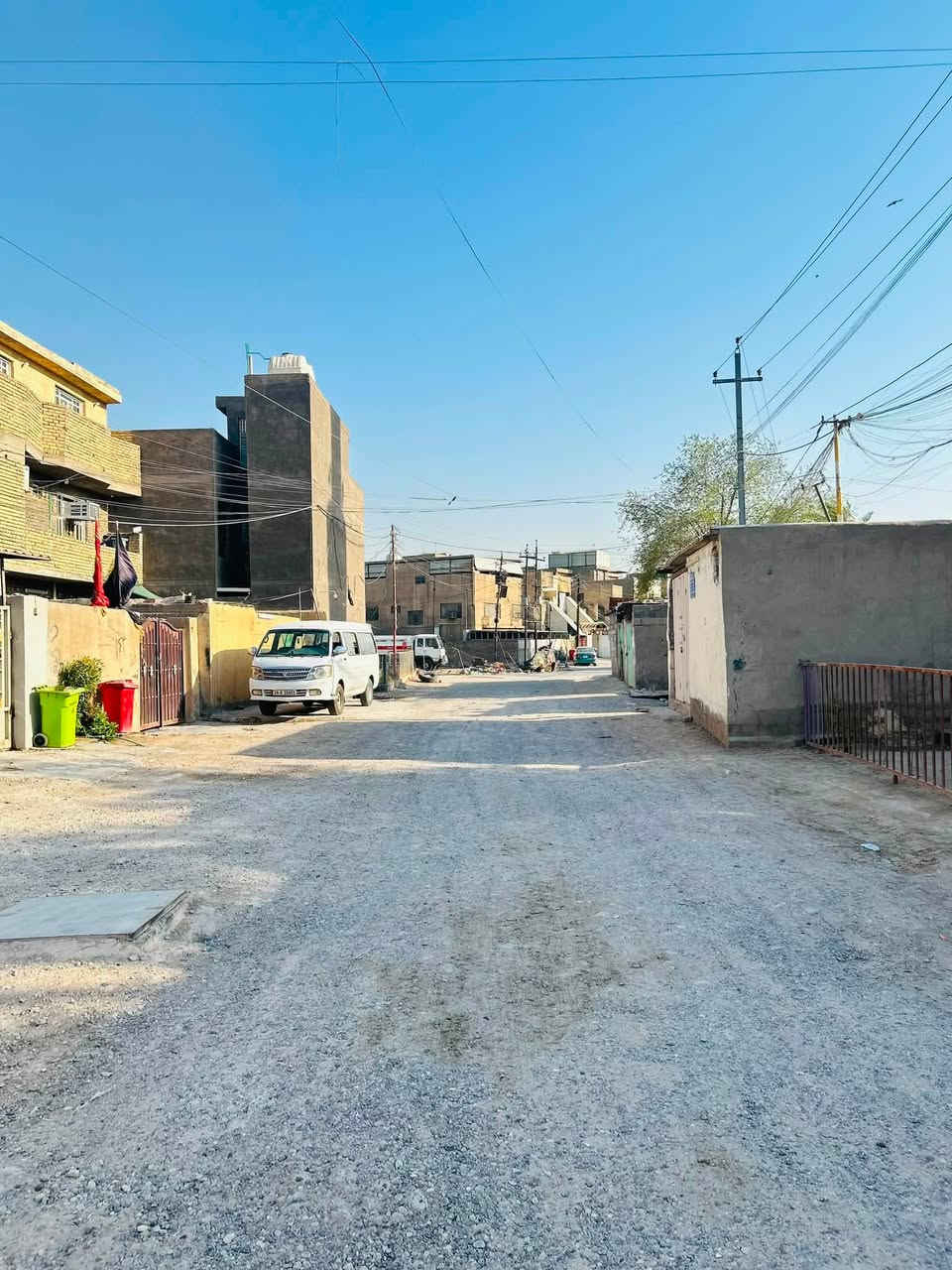 سلام عليكم بيت زراعي بل مشتل شارع المدارس المساحة ٢٥٠ الواجهة ٥ النزل ٤٢ البيت من جوة يفتح ٨ ونص نباء جديد  مدخل واحد استقبال  ورا منور صالة جبيرة غرفتين نوم  ٢ مناور 
٢ حمام الفوك نفس الجوة بس الفوك يحتاجلة كاشي وبياض  سعرة ١٣٨ بي مجال بسيط ..
***********
