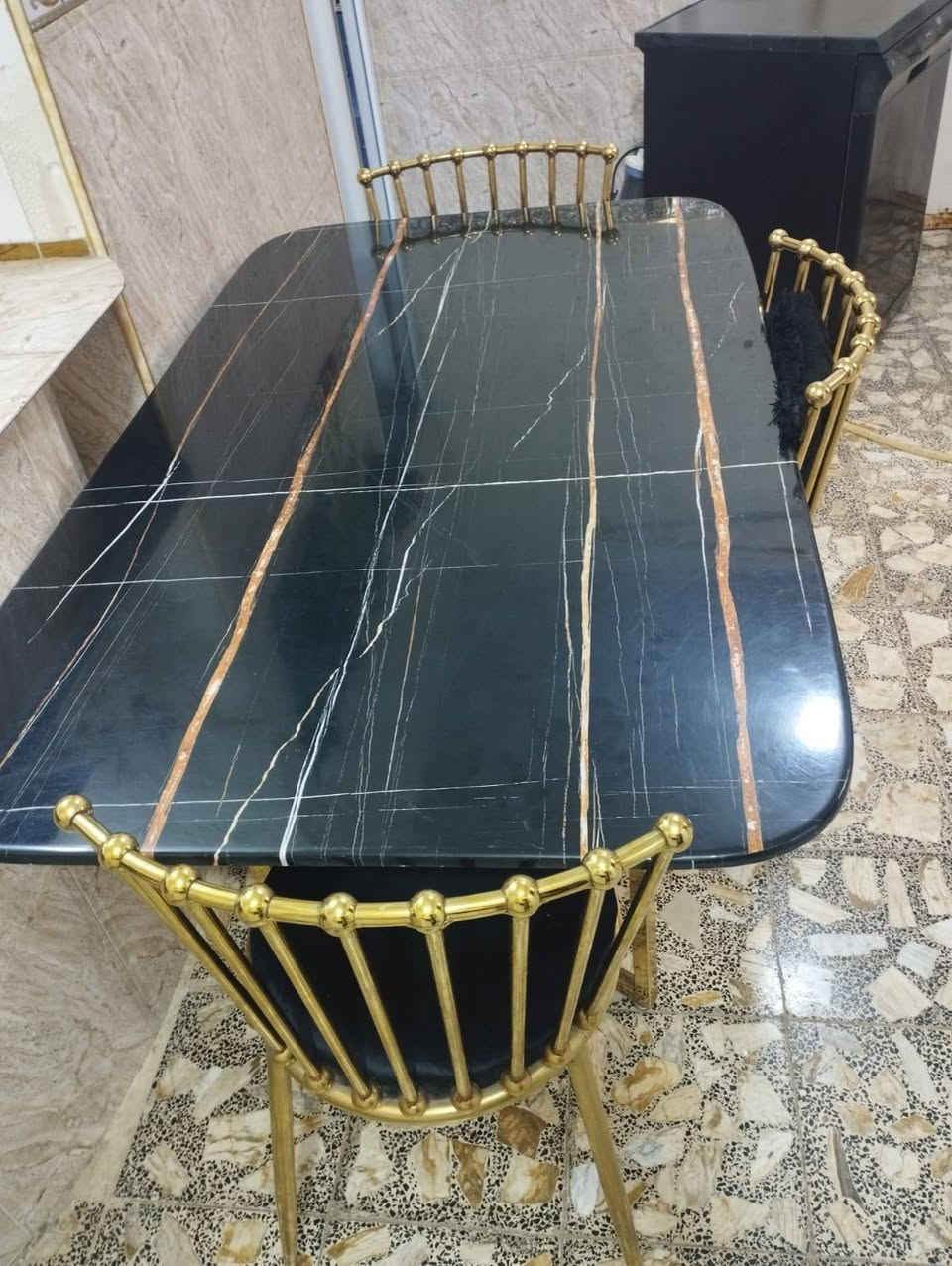 للبيع ميز طعام مرمر ست نفرات مع خمسه كراسي 
العنوان النجف حي النصر مهندسين 
السعر 200
الهاتف ***********
