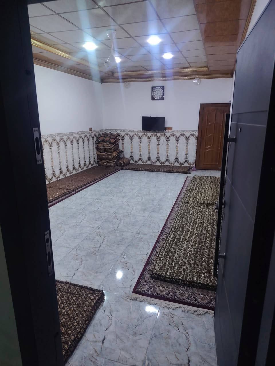 #دار للبيع مساحته ٢٠٠ متر عنوان #مميز 
دار كلش نظيف وبسعر جدا مناسب 
#طابو ملك صرف 
عنوان واحد حزيران بين شارع عبدالرحمن وبين شارع أسواق أنور
مجاور مدرسة #الشهباء 
يحتوي على غرف نوم عدد ٢
استقبال وصاله ومطبخ 
 الاستفسار اكثر الاتصال بالرقم(( ***********)) 
#سعر 150 قابل للتفاوض
