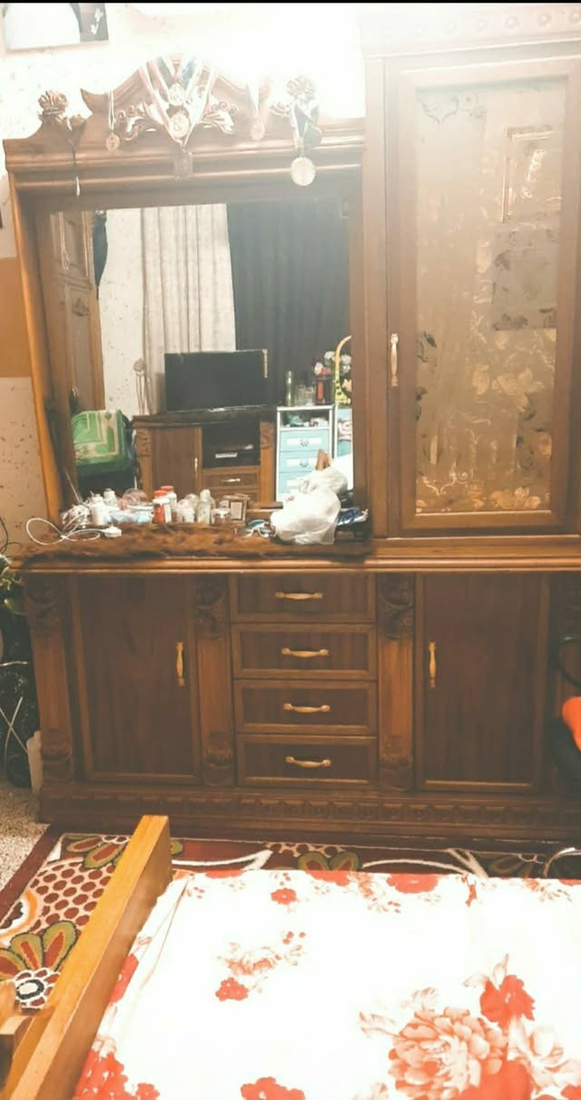 غرفة نوم صاج عراقي فاخرة (ثقيلة وجديدة)
تفاصيل الغرفة:
​الخامة: صاج عراقي طبيعي ثقيل (خشب جام/زأن متين) مقاوم للرطوبة والحرارة.
​التصميم: كلاسيكي فخم بحجم ضخم وهيكل قوي ومثالي للمساحات الكبيرة.
​المحتويات:
​سرير ضخم مع رأسية (دوشمة) خشبية مشغولة بحرفية.
​كمدينو (عدد 2).
​خزانة ملابس (كُنتور ٦ ابواب) واسعة بفتحات متعددة ورفوف ثقيلة.
​منضدة تزيين (تواليت) مع مرآة واسعة  ومكتبه وأدراج متعددة.
​شفاطة/ميز إضافي للتخزين.
​الحالة: ممتازة جداً بحالة الجديد (استخدام حشيم وبدون أي عيوب).
المكان: [بغداد الدوره ]
السعر: [مليونين وميتين] عراقي (قابل للتفاوض البسيط للجادين).
​للتواصل والحرص على المعاينة:
يرجى الاتصال أو المراسلة عبر الواتساب على الرقم:  ***********
