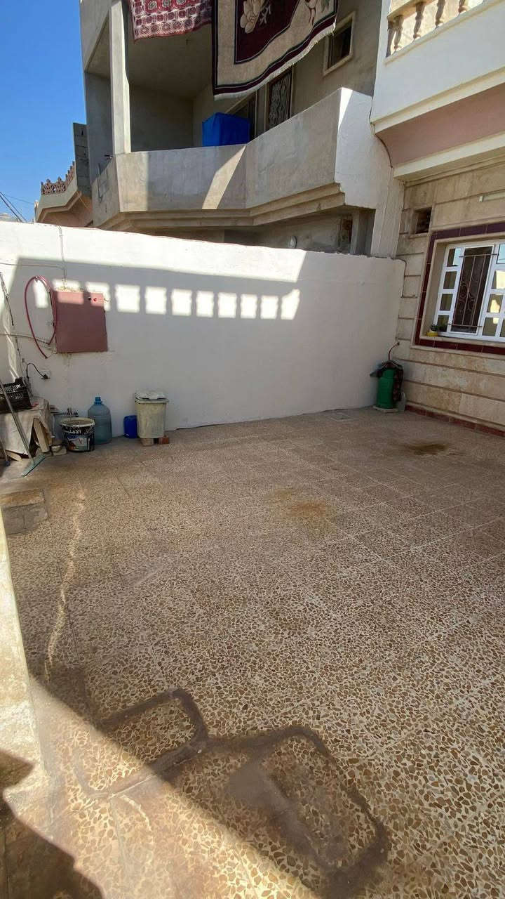 في بعويزه يبعد عن الشارع العام 30متر فرع صبه  دار للبيع مساحه 300متر ركن طابق واحد كارت بلديه يتكون من غرفتين نوم وهول واستقبال ومطبخ وصحيات مع مناور وحديقه السعر المطلوب120وبي مجال ابيت نظيف ومرتب للتفاصيل اكثر  التواصل على الخاص او على رقم الهاتف ***********  ارفع المنشور بكلمه طيبه
