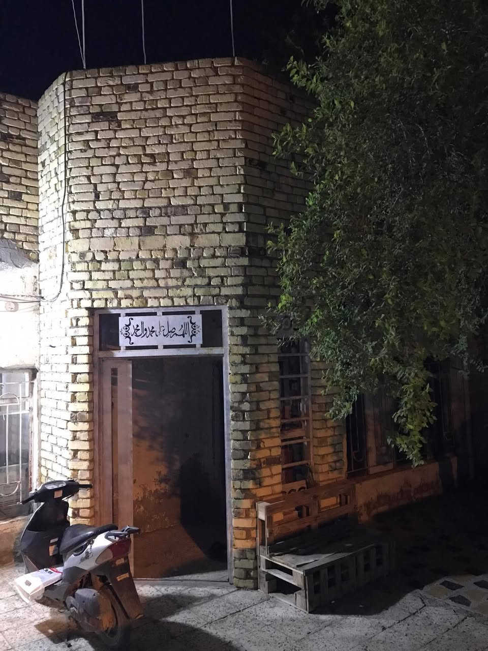 دار للبيع في الجبيسه م200متر طابو صرف يحتوي ع 3غرف +صاله +مطبخ +ديوانه+ساحه كبيره +حديقه +صحيات خارجيه وداخليه البيت كامل مانقصه 
اي شي  بنيان قديم مو حديث 
(السعر 62 مليون ) او بيه مجال ***********
‏‪***********

