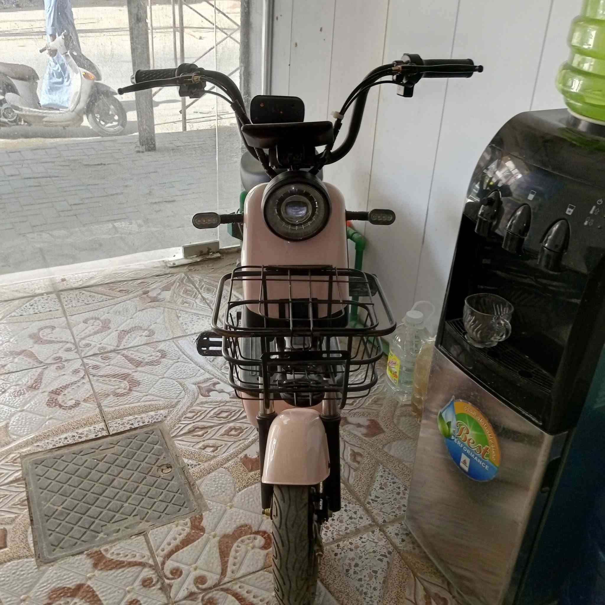 سلام عليكم شلونك شباب دراجه شحن للبيع الون وردي فاتح الدراجه يطلع بيها حرفMامانت الله الدراجه جديده السرعه60تقره الحقيقي30/35الدراجه نضيفه الي عاجبته الدراجه يدلل سعرها250 وبيها مجال الرقم ***********
