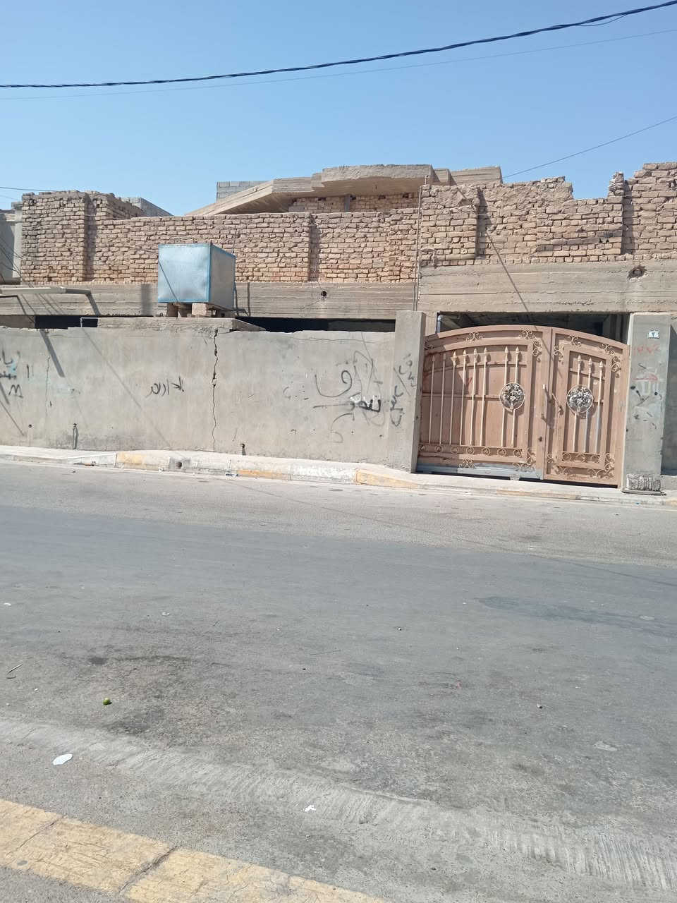 بيت للايجار مساحه 300 طابقين فلوجه حي جولان قرب جامع ابو ايوب النصاري .  ***********
