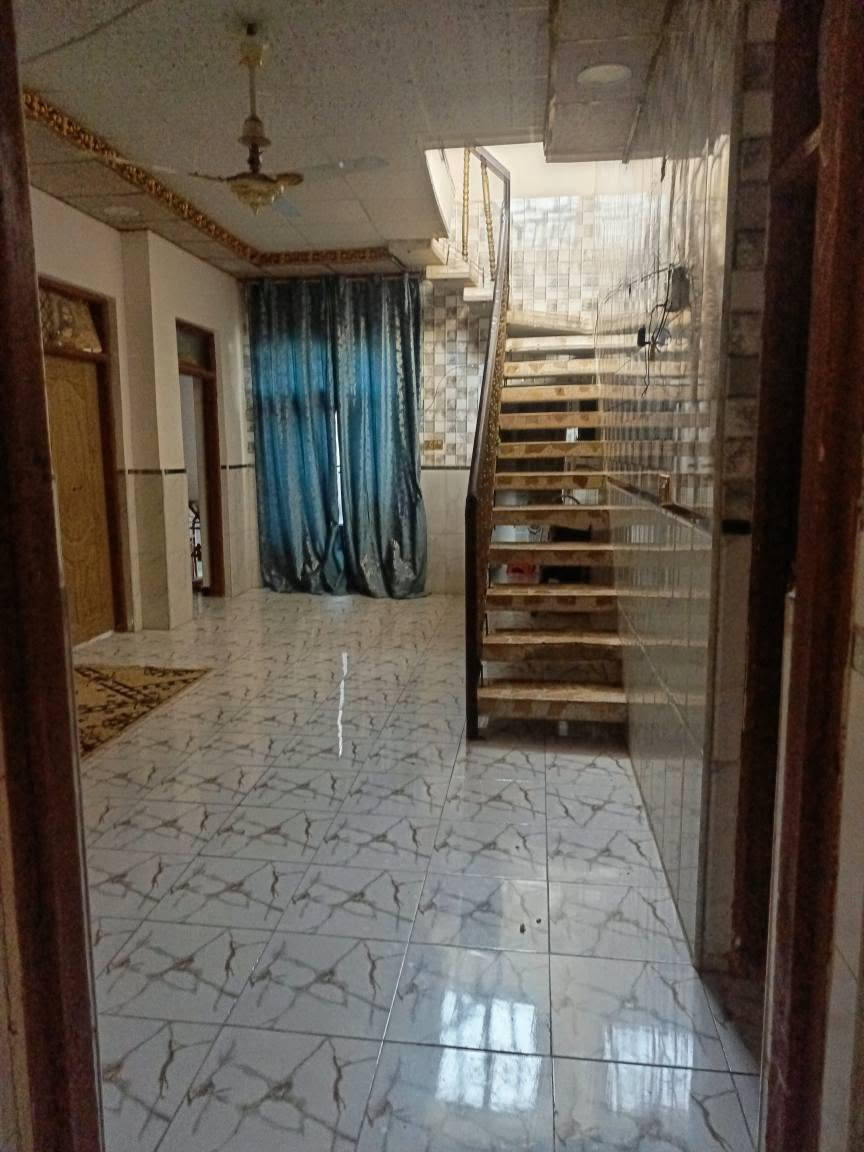 بيت للبيع ١٧٠ متر  الكوفه منطقت الكرشات خلف بستان ابو تكليف زراعي ٢٥ يتكون من خلفتين ومطبخ حار وبارد وصاله وستقبال البيت جاهز سقوف وبرسلين وسرابيم البيت كونكريت اساس وصب وبناء طابوق السعر ٦٥ وبي مجال الاستفسار النتصال عله الرقم *********** البيت قليب عله شارع المعمل مقابيل مجمعه المختار بشار الطاقه خلف المقنص بشارع فقط النجف, العراق

نص مكتوب في الصور:
- Meta AI