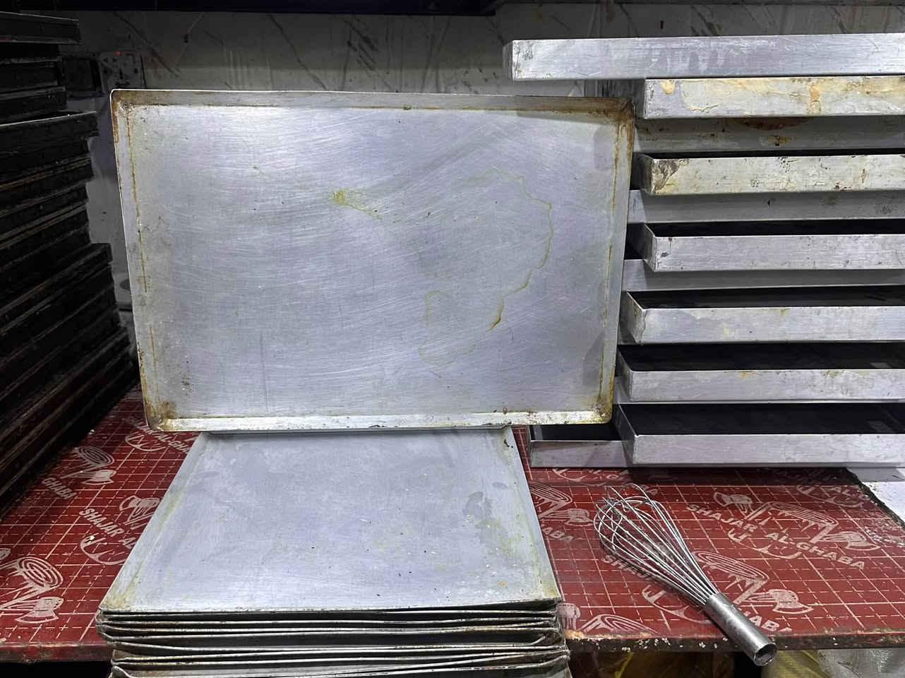 سلام عليكم شباب طاوليات للبيع وعربانيه طاوليات ستيل قياس طول50سموعرض24سم العدد100طاولي 
طاوليات بقلاوة هوعربانه 60في40 
طاوليات 60في40ناصي العدد25طاولي لاستفسار ***********مكاني بغداد
