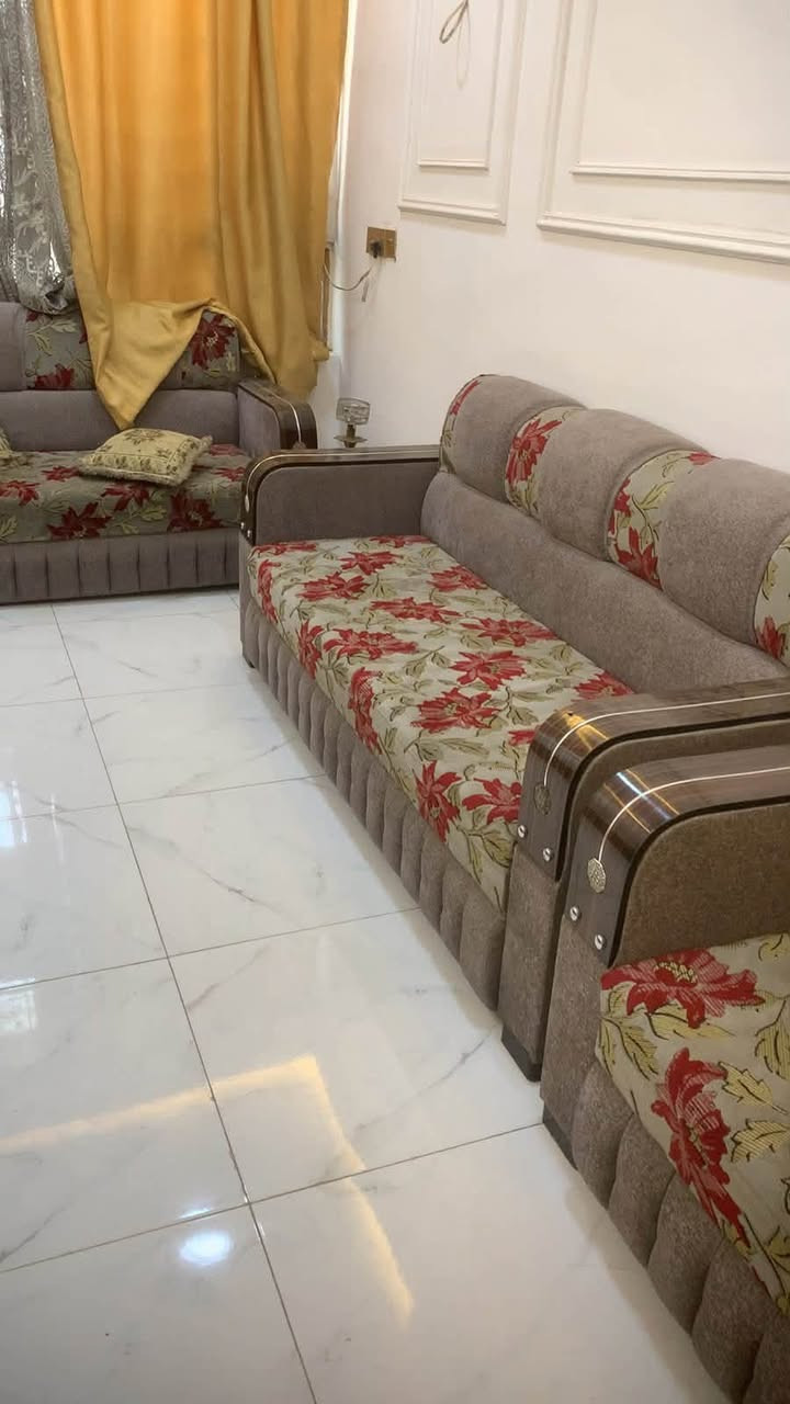 تخم رصاصي والاحمر  ب350 
ونص تخم الثاني ب 125 
ثلاجة الحمره ب 200
العارضه ب250
الطباخ اربع عيون ب 200
سبلت واحد طن ب150 الف

***********
