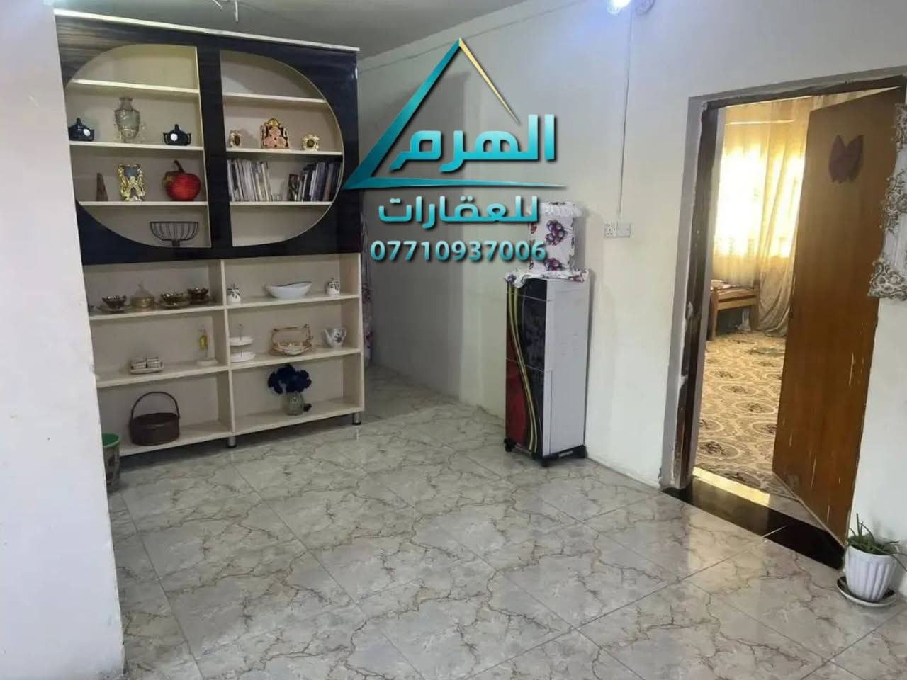 للبيع – فرصة استثمارية وسكنية مميزة
📍 الموقع: منطقة البو شامان – مقابل مدرسة غزة
📐 المساحة الكلية: 500 م²

العقار يتكون من بيت رئيسي + مشتمل مستقل، والبيت مجدد بالكامل من الداخل مع أعمال صيانة وتحديث، مما يجعله مناسباً للسكن أو للاستثمار وتأجير الوحدات السكنية.

البيت الرئيسي:
▪️ كراج كبير مع حديقة
▪️ مطبخ 5×4
▪️ هول 6×5
▪️ غرفة ضيوف (خطار) 5×8
▪️ موزع 4×6
▪️ غرفة نوم مع سويت داخلي 4×5

الطابق الثاني – شقتان مستقلتان:

الشقة الأولى:
▪️ موزع 4×5
▪️ 3 غرف، مساحة كل غرفة 4×5
▪️ مطبخ 3×3
▪️ حمام + توليت

الشقة الثانية:
▪️ مدخل مع مطبخ 3×3
▪️ حمام + توليت
▪️ هول 4×5
▪️ غرفة نوم 4×5

المشتمل الأرضي:
▪️ كراج كبير مع صحيات
▪️ مطبخ 5×4
▪️ هول 4×5
▪️ غرفة مع سويت 5×4
▪️ غرفة صغيرة تستخدم كمخزن

للاستفسار والتواصل:
***********
أو علّق برقم (1) ويصلك السعر والتفاصيل على الخاص.

العرض حصراً لدى مكتب الهرم للعقارات
📍 سامراء – حي الضباط الثانية – مقابل شارع 2000

نص مكتوب في الصور:
- الهرج للعقارات ***********
- الهرم للعقارات ***********
- المرمى للعقارات ***********