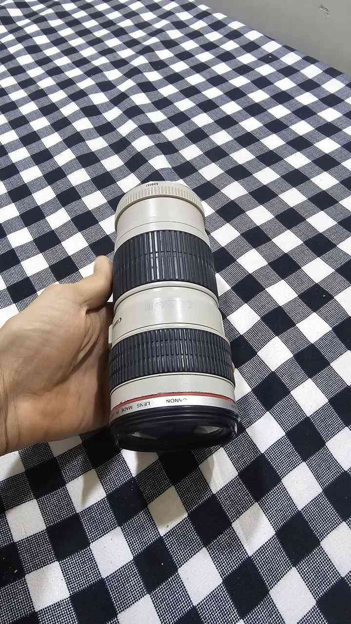 كامرا كانون 750d
عدسة رياضية 70-200
ملحقات كامله
جنطه 
بطاريات 2
شاحنه اصليه 
رام 
مكاني البصرة *********** راسلني وتدلل
