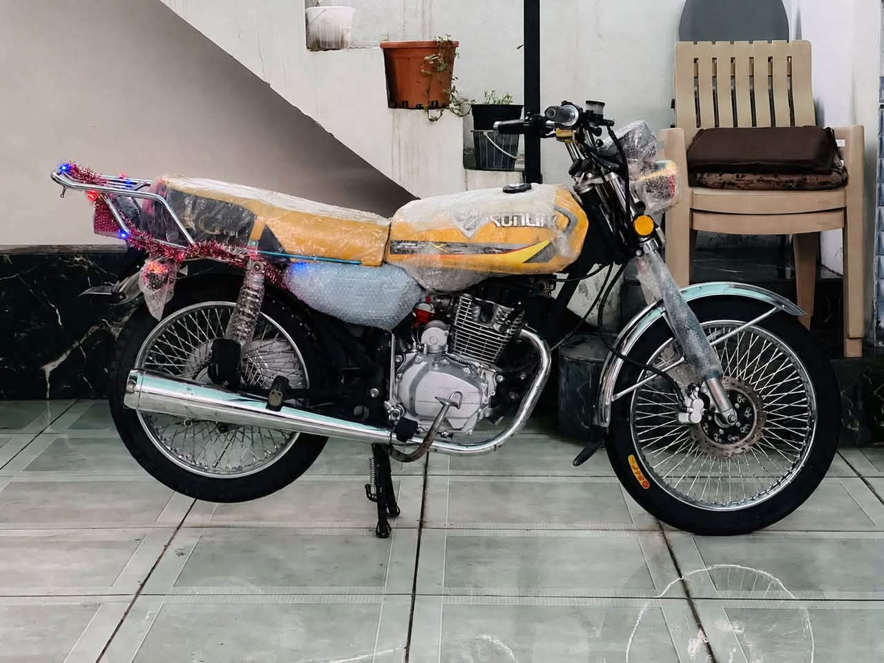 🏍️ دراجةساڤين 5 گیر (نامي برو) موديل2020
دراجة جديدة (لوك)، تشبه الزيرو وماشية شي قليل كلش. كل شي بيها بشرط الفحص وعلى بلادها.

🛠️ المواصفات والشروط:

 المحرك (المكينة): بشرط الفحص (ما مفتوحة نهائياً)، ما تنقص دهن وما بيها أي دخان. مكينة قوية وجديدة.

 الشاصي والبدن: كل النواحي بشرط بلاد، وحتىالسویجات مالتها الأصلية مال بلاد.

 الأوراق: المنيفيست الأصلي مال الشركة موجود وياها.

 الكهربائيات: منظومة الكهرباء كاملة  كله شغال وبشرط الفحص.

 التايرات والبريكات: التايرات اثنينهم جدد، والبريكات مضبوطة كلش وما بيها أي نقص.

💰 السعر والعنوان:

 السعر: 575,000 دينار (خمسية وخمسة وسبعين ألف دينار).

 العنوان: كركوك - الشورجة، قرب مطعم حمه ناصر.📍📍

📞 للاستفسار والشراء:

 رقم الهاتف: ***********

ملاحظة للمشتري: الدراجة على الواقع هي تحچي عن نظافتها ومتانتها، وكل شي بيها ينباع بشرط الفحص والضمان.

🔱🔱🔱🔱🔱🔱🔱🔱🔱🔱🔱🔱

🏍️ ماتۆڕی سیڤان(نامي برو) مۆدێل 2020 

ماتۆرێکی زۆر زۆر تازە و لۆک، هاوشێوەی سفرە و زۆر کەم کاری کردووە. هەموو شتێکی بەشەرتە و لەسەر بیلادی خۆی ماوەتەوە.

🛠️ تایبەتمەندی و مەرجەکانی ماتۆڕەکە:

 مەکینە (بزوێنەر): بەشەرت،  (نەکراوەتەوە)، بەبێ سەرفکردنی ڕۆن و بەبێ دووکەڵ (بخار). مەکینەی توند و لۆکە.

 شاسی و بەدەنه: هەموو لایەکی بەشەرتی بێلادە، تەنانەت سوویچەکانیشی بێلادین.

مەنەفێسی شەریکەیی خۆی لەگەڵ دایە

 سیستەمی کارەبا:، کارەباییات بەشەرت و بێ کێشەن.

 تایە و برێک: هەردوو تایەی لۆکن و برێکەکانی زۆر مەزبوت و بێ کێشەن.

💰 نرخ و ناونیشان:

 نرخ: 575, دینار (پێنج سەد و حەفتا و پێنج هەزار)

ناو نیشان شۆرجە نزیک چێشت خانەیی حمە ناسر📍📍

📞 بۆ پەیوەندی و کڕین:

 ژمارە تەلەفۆن:***********

تێبینی بۆ کڕیار:ماتۆڕەکە لە کاتی بینیندا خۆی شاهیدی پاكی و توندوتۆڵی خۆی دەدات، هەموو شتێکی بە شەرت دەدرێت.
