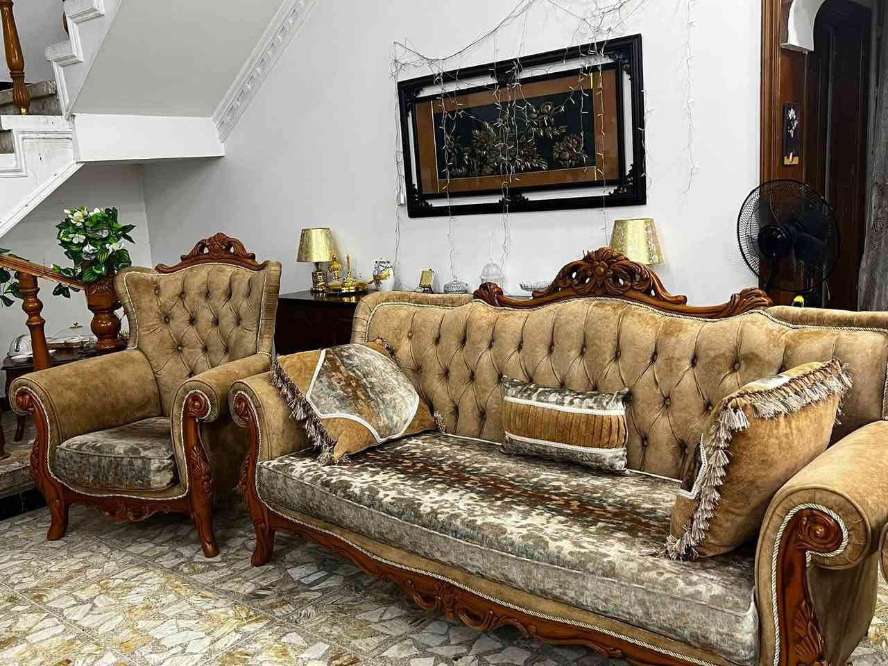 تخم للبيع ، نحت وزخرفة يدوية راقية 🌹
تصميم فخم وأنيق، مناسب للبيوت والصالات.
الحالة ممتازة ونظيف ومحافظ عليه.
السعر: [مليون بي مجال ]
للاستفسار والتفاصيل مراسلة خاص او عل رقم ***********
