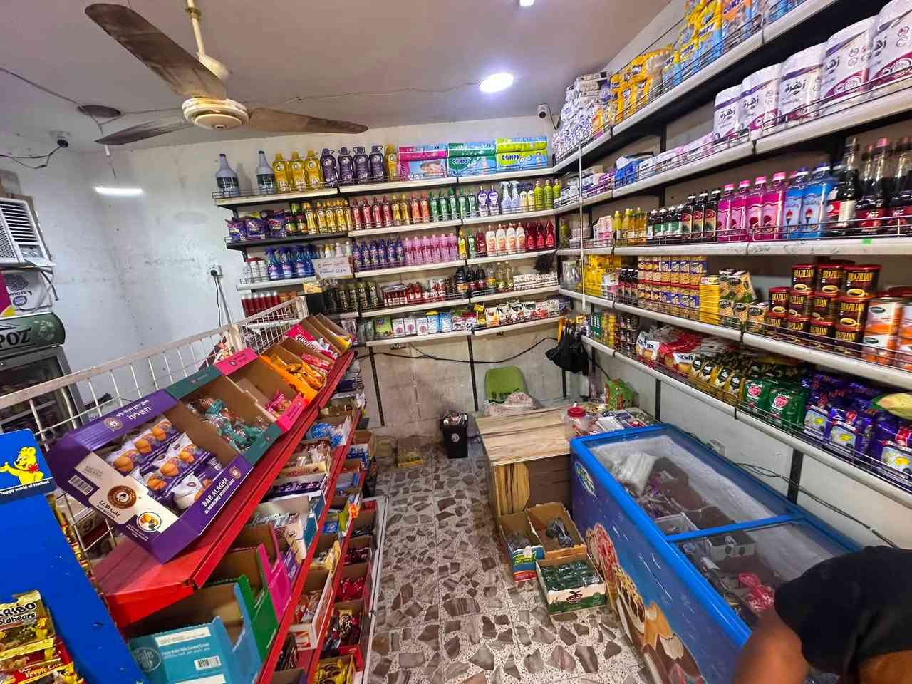 السلام عليكم اسواق للبيع مكان البلديات ضياء الحلفي مدخل البانزين خانه سبب البيع عدم التفرغ الله شاهد الأسواق شغاله خير من الله تحتوي عل 6برادات للمحل كولا وبغداد للشركه 
مجمدات ثنين وحده للمحل وحده للشركه   سستم كامل كامرات معا مكيف تبريد معا مبرده ام الخرطوم الاتصال عل الرقم للسعر ***********
