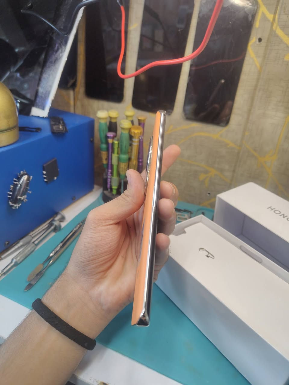 HONOR x9c ذاكره256 عشوائية 8 تلفون جديد مامشتغل فقط فتح كارتونه السعر:400وبي مجال رقم الهاتف والواتس ***********
