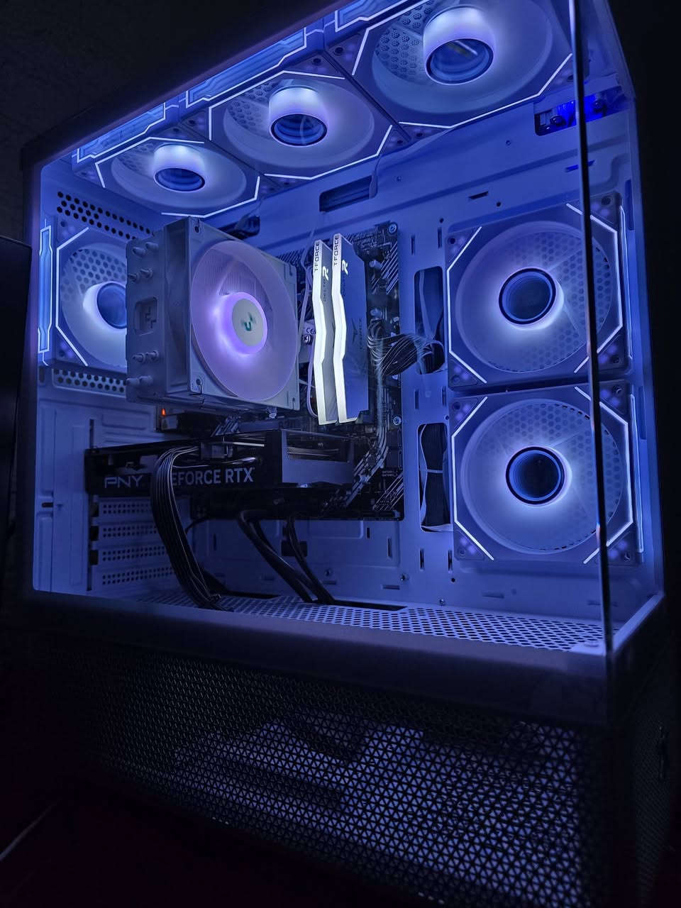 تجميعه اخت جديده 
 * كرت الشاشة (GPU): PNY NVIDIA GeForce RTX 4060 بحجم ذاكرة 8GB
معالج رايزن5  5500
 * اللوحة الأم (Motherboard): ASUS Prime B450M-A II
 * وحدة التخزين (SSD m.2): Lexar NM620 M.2 NVMe SSD بسعة 1TB وسرعة قراءة تصل إلى 3500 MB/s
 * الرامات (RAM): TeamGroup T-Force RGB (16. 8×2) لون ابيض 
 * بور سبلاي(650): Xigmatek ASGARD M مع اعتمادية 80 PLUS Bronze
 * الكيس والمبرد: كيس أبيض عصري بتصميم واجهة زجاجية جانبية وأمامية (Aquarium Design) مجهز بـ 6 مروحة ARGB ومبرد هوائي AG400 ابيض
مع مكتبه عملاقه من العاب اوفلاين 
سعره مليون و ٧٥ وبيه مجاال بسيط
لاستفسار *********** مكاني سماوه
