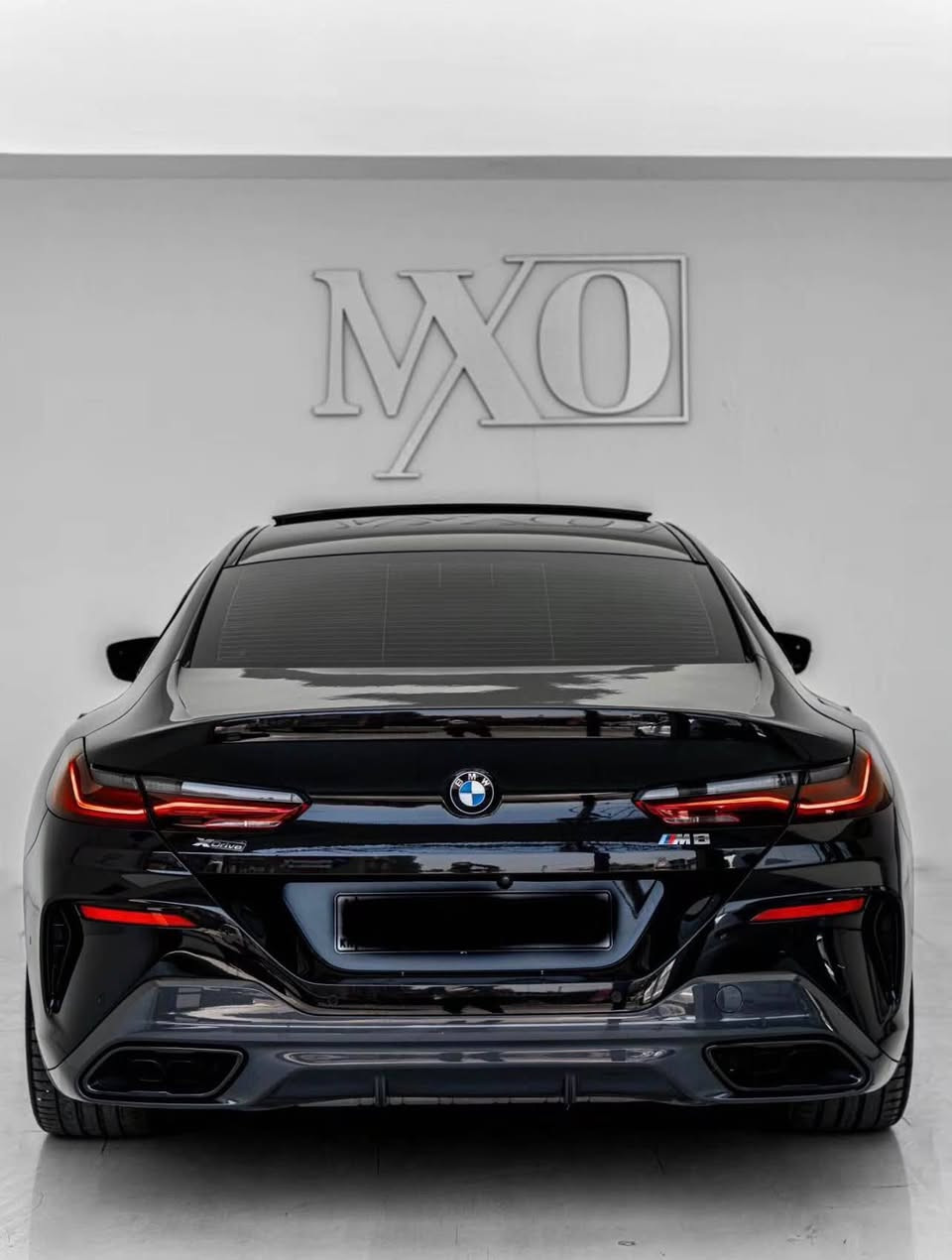 للبيع: BMW M850i xDrive Gran Coupe 
 (موديل 2021)
نقدم لكم التحفة البافارية التي تجمع بين الفخامة المطلقة والأداء الرياضي الجبار، بحالة ممتازة وجاهزة للاستخدام فوراً.

 المحرك والأداء: V8 Twin-Power Turbo بسعة 4.4L يولّد 523 حصان مع تسارع مذهل (0-100 كم/س في 3.7 ثانية).

 المسافة المقطوعة: 60,000 ميل فقط.
 منظومة الدفع: دفع رباعي ذكي (xDrive) مع ناقل حركة رياضي من 8 سرعات وزر تشغيل كريستالي.

 الإضاءة والرؤية: إضاءة ليزر أمامية (BMW Laserlight) مع نظام كاميرات 360 درجة وحساسات شاملة.
 المقصورة والراحة: مقاعد جلدية فاخرة مزودة بتدفئة وتبريد، شاشة عرض على الزجاج الأمامي (HUD)، وإضاءة داخلية محيطية.

 التكنولوجيا والصوت: نظام صوتي بريميوم، دعم كامل لـ Apple CarPlay & Android Auto، وحزمة أنظمة مساعدة السائق المتقدمة (رادار، تحديد مسار، وتثبيت سرعة ذكي).

 الحالة الفنية: مفحوصة بالكامل (محرك، قير، وشاسي) مع صيانة دورية منتظمة ولا تحتاج أي مصاريف.
💰 السعر: [اتصل بي] 
📍 الموقع: [دهوك]
📞 للتواصل والواتساب:[***********] دهوك, العراق
