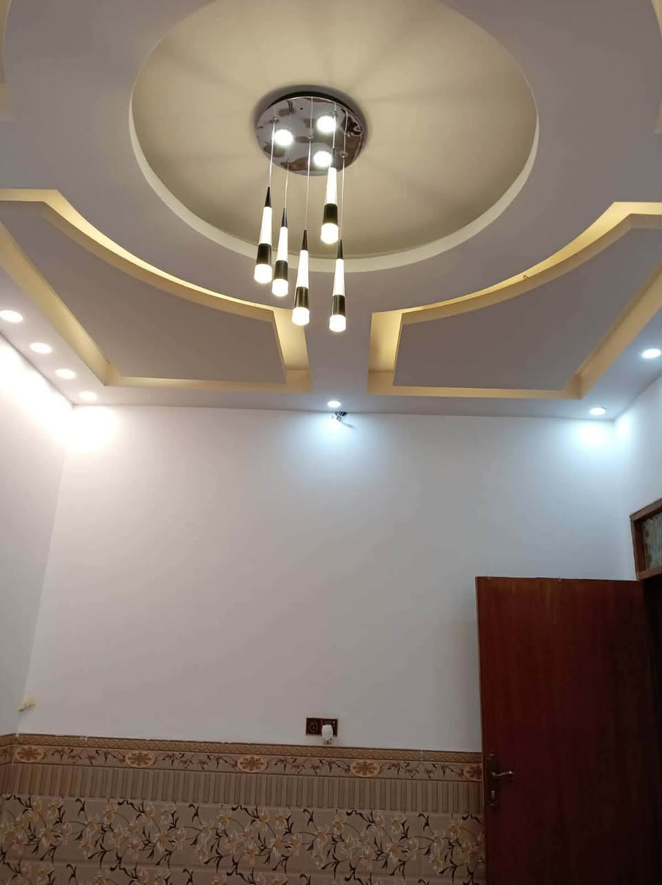 السلام عليكم
عندي بيت بحي النداء لرهن

100متر طابقين على ساحه

بدايه شارع المجمعات قرب 

مندي زمزم مبلغ الرهن 28مليون

مده سنه وقابل لتجديد 

مطلوب عائله صغيره متكونه من 3 نفرات

*********** 
***********
الاستفسار على هاذهي الارقام
