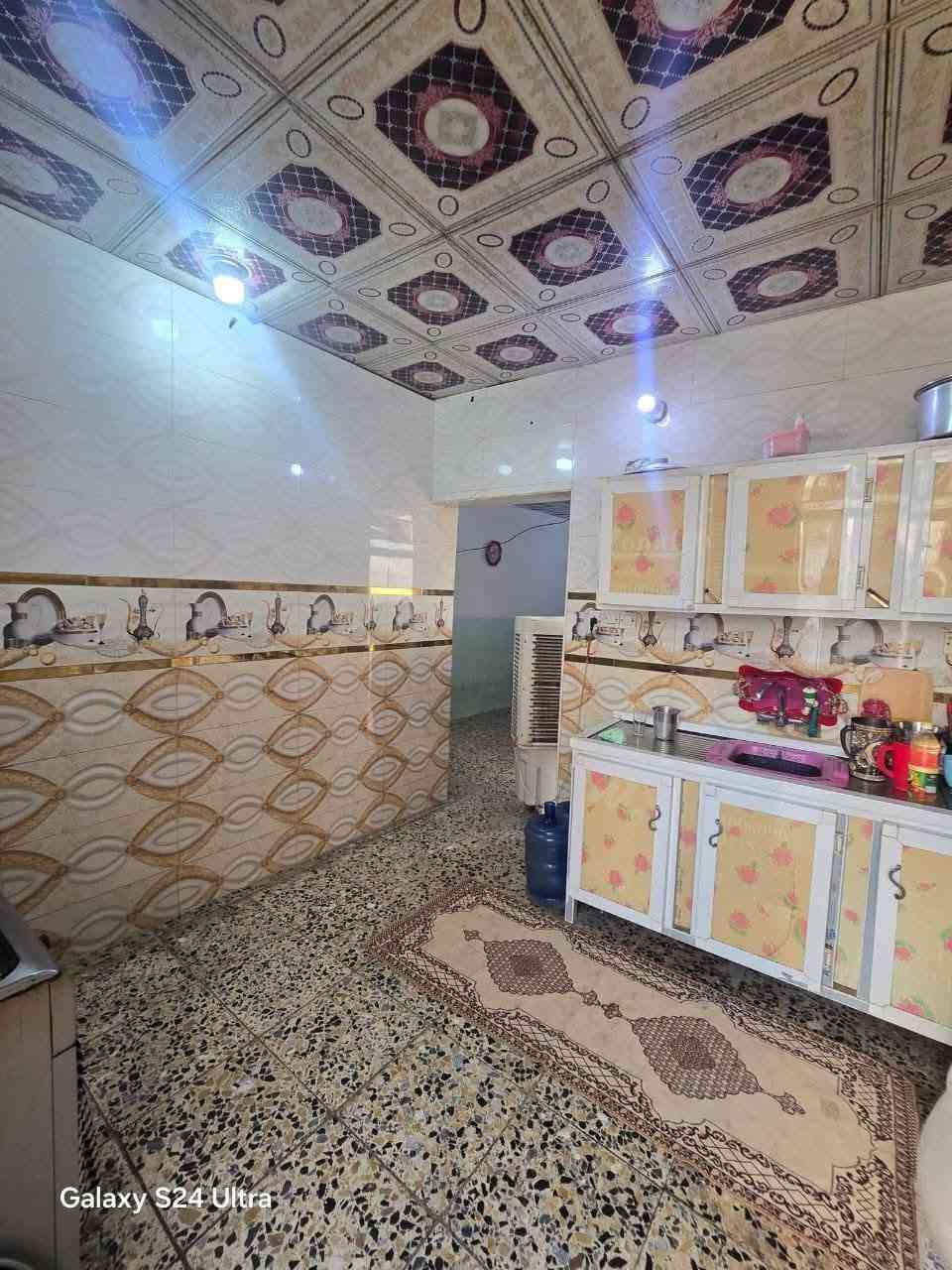دار 100 متر للبيع 
مقابيل باب خرؤج المطار وتنزل مسافه 100 متر 
الاساس تجعيب طابوك السقف عكاده 
البناء بلوك 
سقوف ثانوية 
سيراميك 
يتكون من 
غرفه وصاله ومطبخ واستقبال 
وصحيات داخليه وخارجيه 
ومنور ع طول الصاله 
بدون دراج وبدون ستاره يعني تشاريف 
تفاصيل أكثر خاص 
رقم ***********
