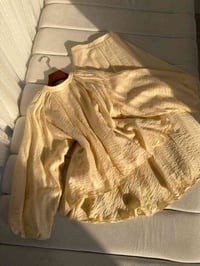 طقم بلوزة وتنورة • قماش خفيف مجعّد • أصفر سمائي جوزي