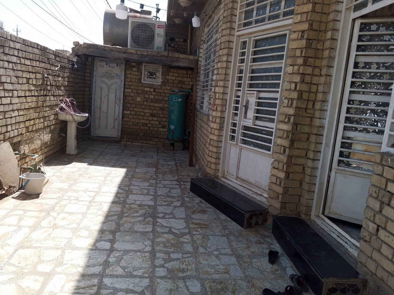 بيت للبيع مساحه 200على شارع 20 عام تجاري في منطقة الرئاسة قرب أبو علي الدراجي
بناء حديث  يحتوي على استقبال ومطبخين وصالة وغرفتين وايضا صحيات وحمام داخلي 

والمنطقة تحتوي على ماء وكهرباء ومجاري وإنترنت وارصفة والتبليط قيد العمل

السعر 127وبي مجال للشراي

للاستفسار ع الرقم ***********
