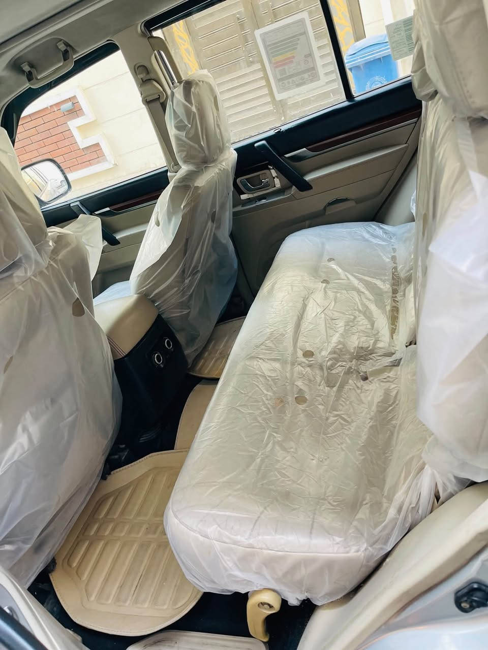 السلام عليكم باجيرو خليجي حبتور للبيع فول مواصفاات رقم بغداد مشروع وطني وبسمي سنوية وهزة وارقام جديدة 
مواصفات السيارة
(1) سلايت فتحة+ بصمة+ تحكمات ستيرن
(2) شاشة كبيرة+ كامرة خلفية+ حساسات
(3) ثلاث قطع تبريد+ سبعة راكب
(4) كشنات جلد وكهرباء+ اشاير بل مري شفط
(5) مكينة ( 6 ) ستة سلندر ١٠٠/١٠٠
(6) كير ١٠٠/١٠٠+ فور ويل
(7) صدر وتبريد وتدفئة مكفولات
(8) ميكانيكيات وكهربائيات وحدادية درجة اولى
(9) تخم تايرات جدد+ داخل غرفة جديدة
(10) السيارة جاهزة مابيها اي نقص
(11) السعر ( ١٠٥ ) ورقة وبيها مجال
(12) المكان بغداد الكرخ للاستفسار ***********
