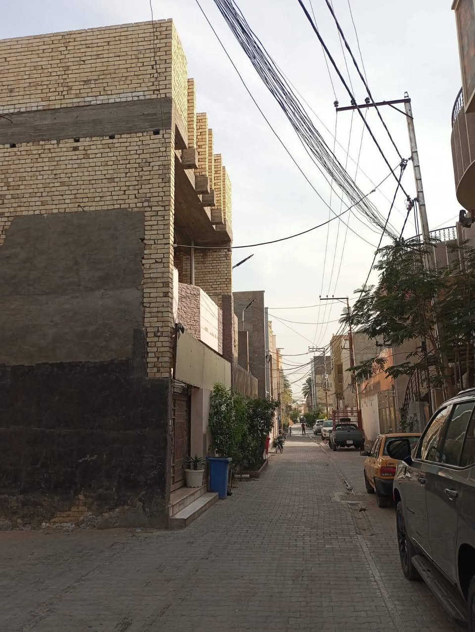 1 المساحة 109 مترررر
2 الواجه 7 ونص متررر 
3 النزال 14 مترر ونص 
4 عرض الشارع 7 مترررر كامل الاخدمات 

يتكون من 3 طوابق وبيتونه وستاره 
الطابق الأول طرمه وصاله ومطبخ وحولي وغرفة نوم وخدمات ومنور 
الطابق الثاني 3 غرف نوم وحولي وخدمات 
الطابق الثالث غرفه نوم وحولي وبيتونه  
 دار ملك صرف زراعي سند 25 في منطقة الكريعات الدهاليك بيت حمد بناء حديث الطابق الأول كامل والثاني تشطيب فقط 
الاستفسار 
***********
