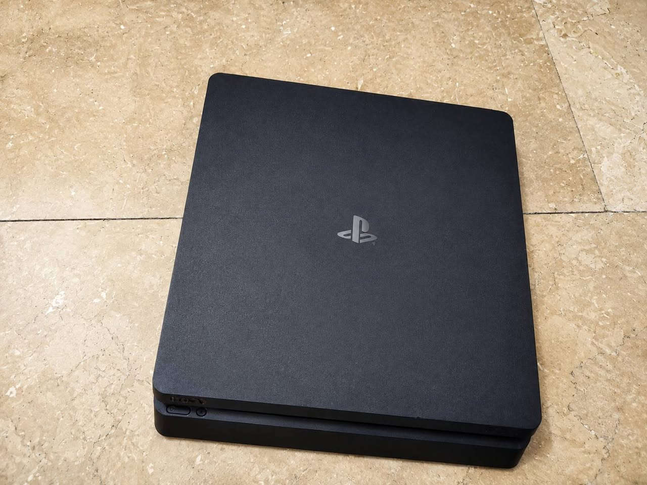🎮 بلايستيشن 4 سليم أونلاين 🔥
💾 ذاكرة 500GB
⚙️ نظام 13.52 _ قابل للتهكير 
✨ نظافة 95%
🎮 جوستك أصلية و يده تجاريه 
💿 4 أقراص ألعاب
🔒 لوك ستيكر غير مفتوح
📦 ملحقات كاملة

🚚 التوصيل مجاني لجميع محافظات العراق 🇮🇶

📩 للحجز والاستفسار راسلنا الآن، 🔥
***********
