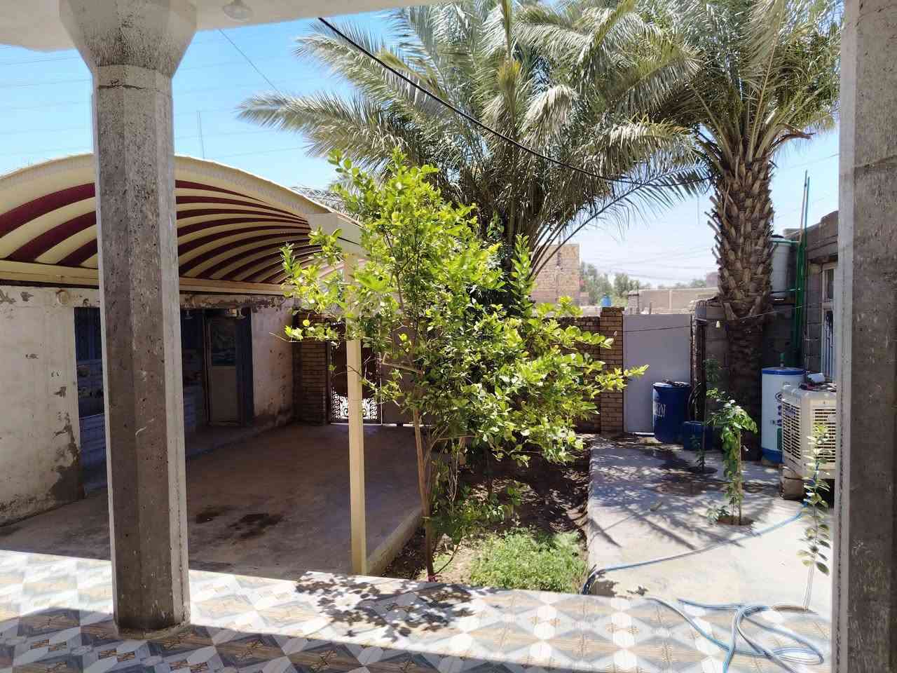 السلام عليكم
بيت للبيع في كوت الدجيلي كيلو ٢٩  
طابو صرف على شارع عام متوفره جميع الخدمات 
مدارس ومستشفيات المساحه الكليه 450م 
والي مسجله بلسند  364م 
طابق اول كامل والطابق الثاني هيكل فقط بناء 
متكون الطابق الاول من 
غرفتين نوم .   6/4٫20
وصاله     9/4
وهول.   5/4
ومطبخ داخلي. 7/4
ومطبخ خارجي    6,50/4
وستقبال.  11/4,50
وحمام داخلي.   3/2
وصحيات خارجيه 
والطابق الثاني متكون من 3غرف نوم وصاله
السعر ٩٥ وبي مجال بسيط 
الاستفسار اتصل على الرقم
***********
