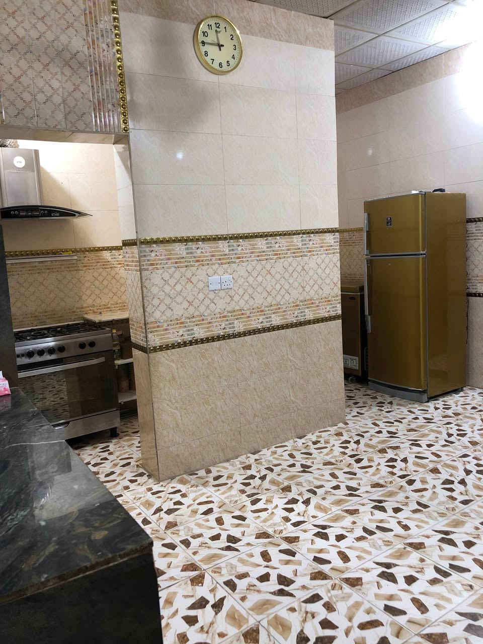 بيت 100م شارع المطار الجديد شارع السبيس
يتكون من طابقين 
الأول غرفة صالة استقبال مطبخ حار مطبخ بارد منور 2/ صحيات داخلي وخارجي 
الطابق الثاني غرفه وصاله البيت عالي عن الشارع
 الأساس والسقف كونكريت  الارضيه بورسلين  /البيت كله سقف ثانوي

رقم واتساب ***********
