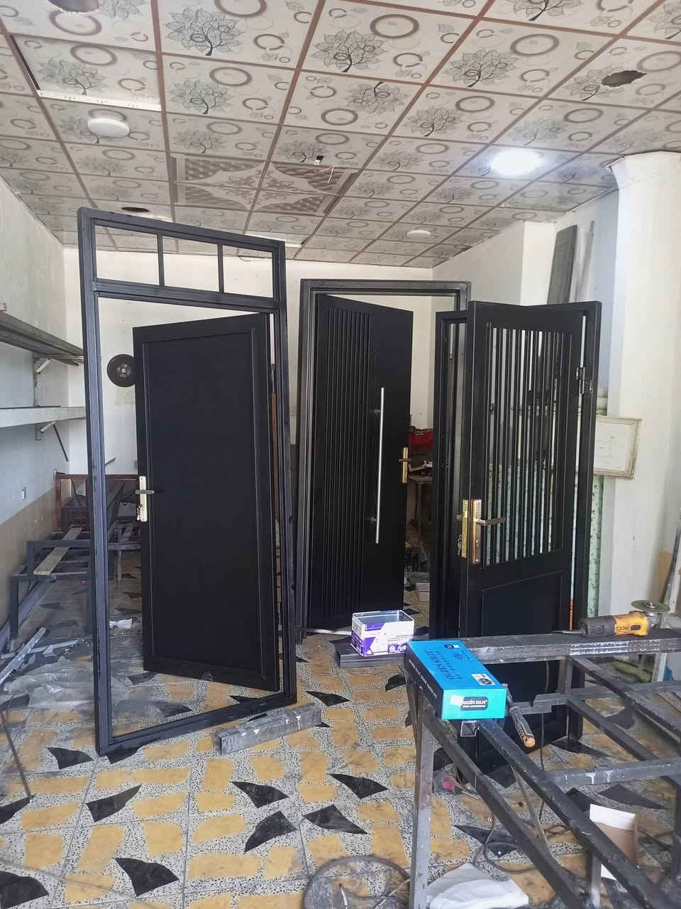 حدادة أحمد السبهان • أبواب داخلية وخارجية • سندويچ بنل