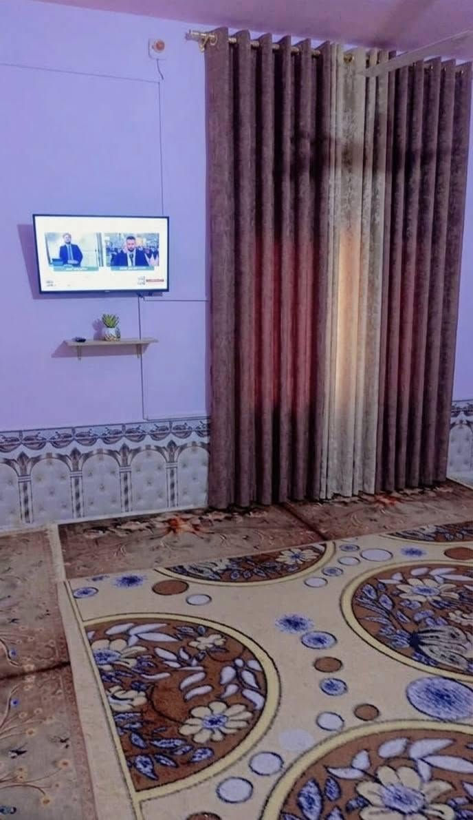 السلام عليكم عندي بيت مساحه مالته 500 متر مساحه بيت مبني 300 متر طابو زراعي سند 25 العنوان الديوانيه طريق السنيه السياحي قريب عل سكت القطار يبعد عن شارع العام  400 متر اكثر استفسار عل رقم ***********
