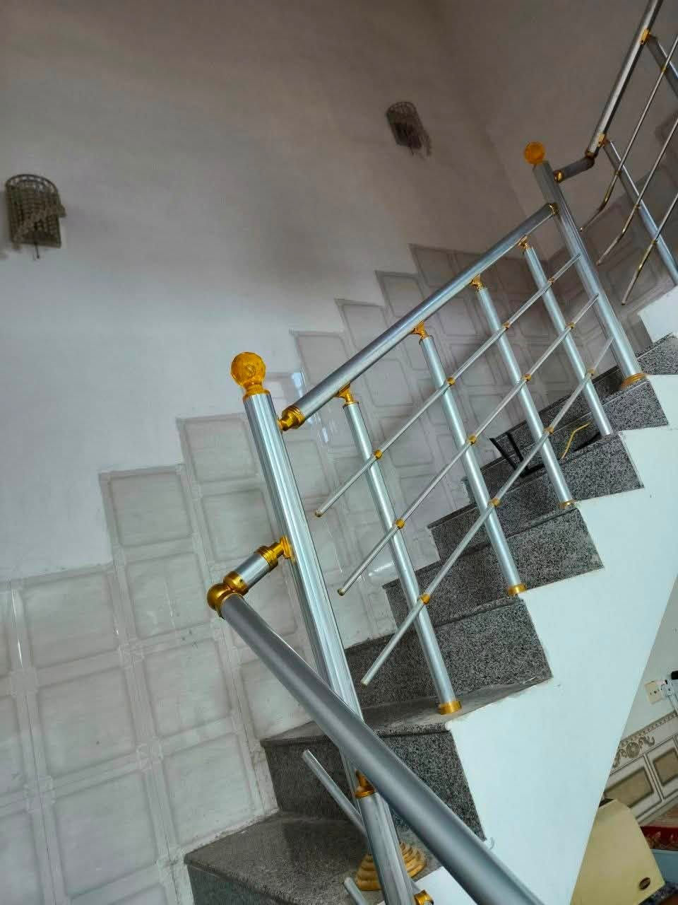 🏡 بيت للبيع

📍 المساحة: 200 متر مربع
📐 الواجهة: 10 متر
📏 العمق: 20 متر

مواصفات البيت:

* 3 غرف نوم.
* صالة استقبال.
* مخزن (ساندويج).
* البيت مستلم هيكل وتمت أعمال الإكمال بإشراف شخصي.
* تنفيذ البناء وأعمال الدمج من قبل شركة مختصة.
* الحمام والتواليت منفصلان.
* جدران الصالة والاستقبال مكسوة سيراميك (حزام)، مع تغليف الجدار المجاور للحمام بالحجر للحماية من الرطوبة والتقفع.
* تم تبديل أساسات البيت بالكامل.
* تنفيذ نظام تصريف مياه الأمطار بشكل احترافي.
* أساسات البيت مرشوشة بالنفط الأسود لعزل الرطوبة.

💰 السعر: 145 مليون دينار عراقي (نقدًا)، ويوجد مجال للتفاوض.

للاستفسار أو المعاينة، يرجى التواصل على الخاص
او على الرقم ( ***********)
