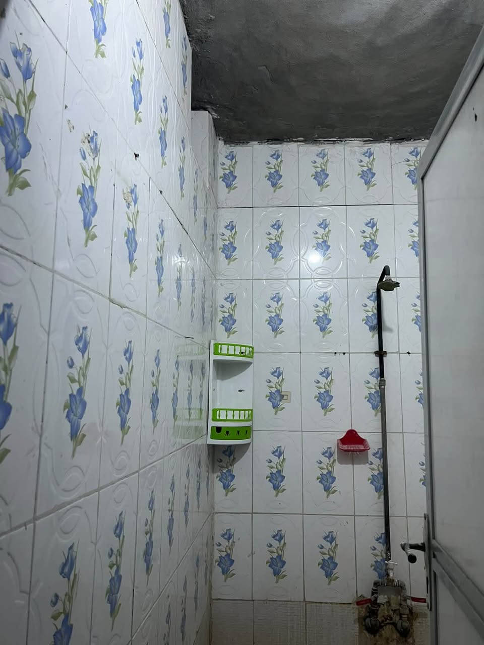 بيت للبيع في بغداد - جسر ديالى (طابو 25)
 المساحة: 120 متر واجهة 9 نزال 13ونص
 البناء: طابق واحد
 الملكية: سند طابو (25)
 الموقع: بغداد - جسر ديالى - شارع مستشفى ابن الخطيب (شارع محمد مسير)
 الخدمات: المنطقة مخدومة بالكامل (ماء، كهرباء، مجاري، وتبليط)
 التفاصيل والتقسيم:
 استقبال
 صالة واسعة
 مطبخ
 غرفة نوم
 حمام وتواليت
 منور
بيتونه سطح شتايكر
 الحالة: جاهز للسكن ونظيف جداً.
📍 السعر: 41 مليون دينار (وبيه مجال للشراي الجاد)
📞 للتواصل والاستفسار: *********** (متواجد واتساب)

نص مكتوب في الصور:
- HONOR 400