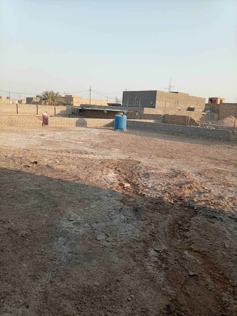 السلام عليكم
، قطعة للبيع 2000 متر 
بالحميدية قريبة الشارع العام، 
مسيجة وجاهزة ومبني بيها 3 غرف، مخدومة تبليط، ماي، كهرباء.
للاستفسار/ مراجعة مكتب عقارات الفنار مجاور مستشفى الخضر العام (***********)
