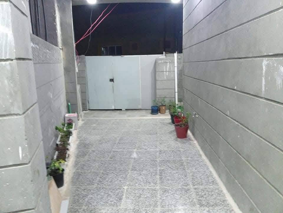 للبيع بيت طابو زراعي سند 25 مساحه 150متر محتوياته غرفه وصاله ومطبخ وكليدور مجمع صحيات ومناور عدد 2 ارضيه مرمر طابق ثاني غرفه هول مجمع صحيات نواقص بي قليله المكان حي صحه قرب بيت المستشار خلف المدهش عرض الشارع 6متر السعر 148مليون 
للأتصال : ***********
