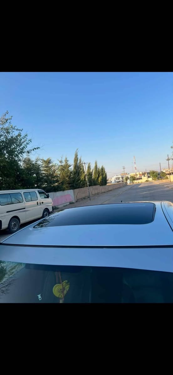 سەرەتا بە ناوی خوای گەورە
توێتا کراون شاهینە
مووس مووس مووس
گێڕو مەکینە گەورەی ١٨٢ سلڤەر
یەک چەمەلەغەی پیشەوەی بۆیاخی ئەوروپایە 
مواسەفات
سێ دووگمە جڵد سڵایت هیتەر 
ساج سووری ناو ڕەش 
سەیارەکە یادی ٥٠ ساڵەیە 
سەیارەکە زۆر زۆر جوانە و
سەیارەی ماڵانە سەیارەکە کراوا
بە ٢٠٠٧ 
وێلی وێڵدی دوو سایزی لە سەرە
١٨٤ هەزاری هەقیقی ڕۆیشتوە سەیارەکە 
سەقفی سەیارەکە شووشەیە
سەر دەشبل و ڤۆڕمیگای زۆر جوان و نەشکاوە 
تەبریدی سارد و گەرمی بە شەرت
 سەقفی بۆیاخ نیە بەشەرت
شەنسی کۆسەرە نیە بە شەرت
کەڤەر گۆڕاو نیە بە شەرت 
چرکەو گڵایەک ببەڕە تێر تێر مەسروف کراوە سەیارەکە 
نرخی ٧٢ گڵاو مەجالێکی برایانە 
شوێنم هەلەبجەی تازە 
ژم.
***********

ڕەحمەت و لیبیت هەموو شتێکم نووسیوە جوان بیخوێنۆ ئەم جا تەلەفون بکە لەگەڵ ڕێزدا🥰
