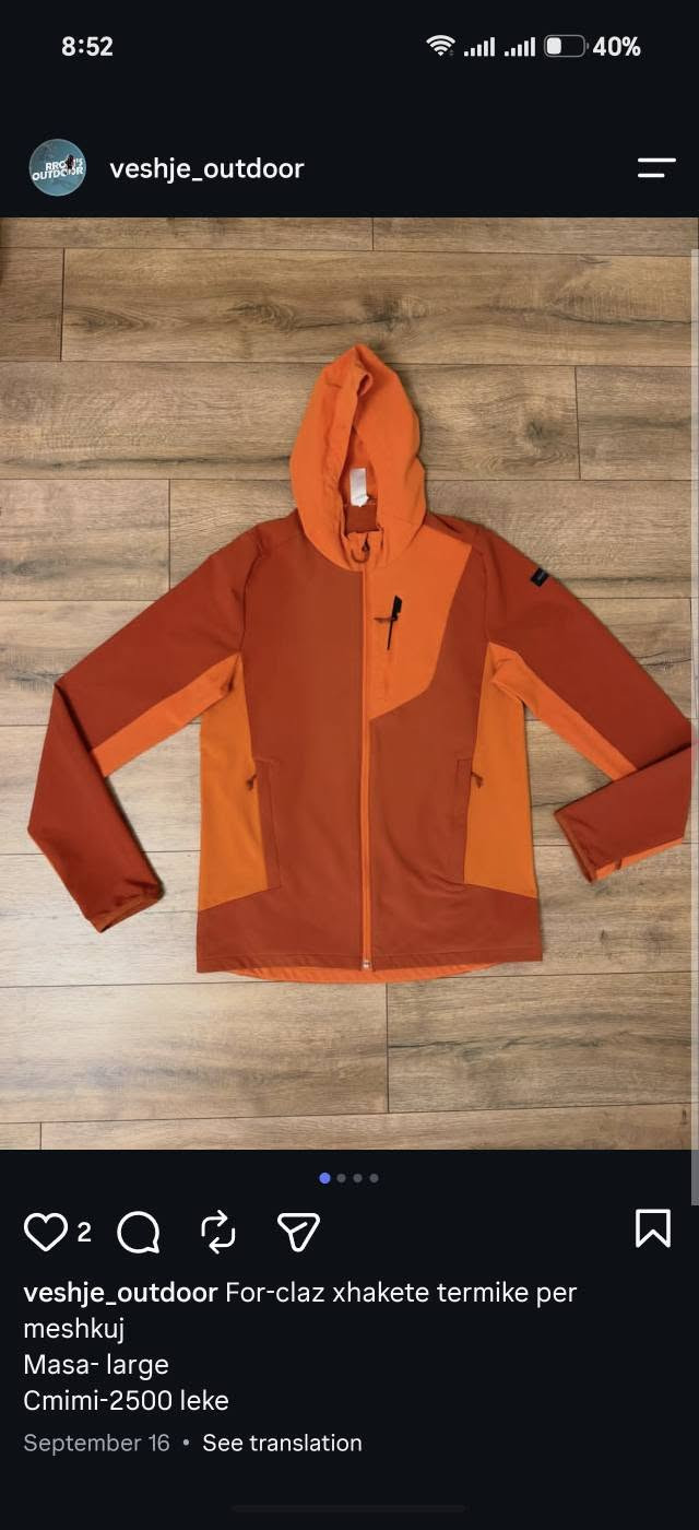 الماركة هي Quechua (كوتشوا)، وهي علامة تجارية فرنسية معروفة تابعة لشركة "ديكاثلون" (Decathlon)، وتتخصص في ملابس ومعدات الأنشطة الخارجية
هذه السترة مخصصة للمشي لمسافات طويلة (Hiking) والرحلات. تتميز بوزنها الخفيف جداً، وتصميمها العملي الذي يوفر حماية من الرياح مع السماح بتهوية الجسم أثناء المجهود البدني، إضافة إلى متانة السحابات والجيوب العملية

قياس L
السعر ٢٠ ويه التوصيل

نص مكتوب في الصور:
- veshje_outdoor For-claz xhakete termike per meshkuj
- Masa- large
- Cmimi-2500 leke
- veshje_outdoor For-claz xhakete termike per meshkuj Masa- large Cmimi-2500 leke