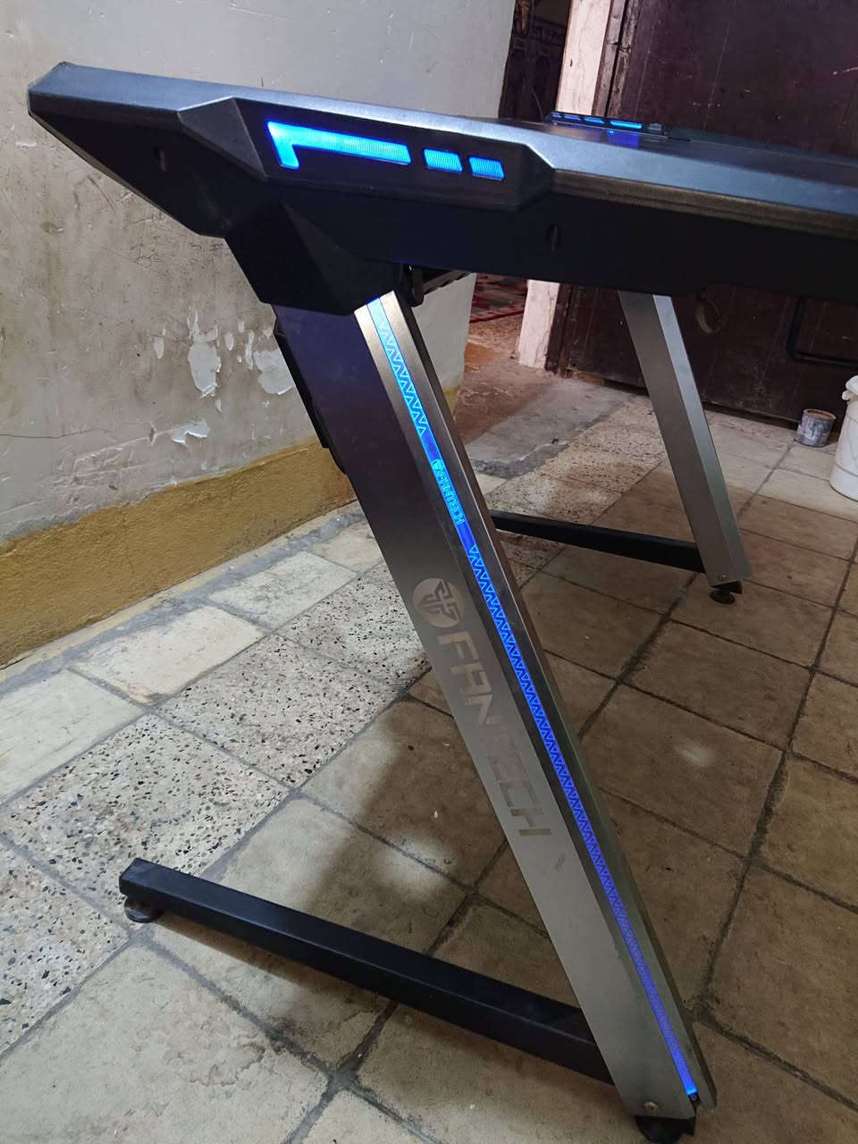سلام عليكم اخوان

مكتب Fantech BETA GD600 هو مكتب ألعاب (Gaming Desk) ثابت الارتفاع، يركز على المتانة والتنظيم المتقدم. يتميز بإضاءة RGB جانبية، هيكل فولاذي فاخر، ونظام متكامل لإدارة الطاقة والكابلات يشمل حامل لقابس الطاقة (Power Strip). يأتي بحجم متوسط مع حامل للسماعات

الارتفاع: 77سم
الابعاد: 120 سم × 64 سم

اخوان ميز كيمنك كلش مرتب ونظيف هوة فقط متروك صارلة فترة لان بعت التجميعة وملتهي للدراسة 
الميز كلش نظيف واحلة بهواي من الصور لان لا اعرف اصور ولا موبايلي زين بالتصوير تجي تشوفة وتقيم + بي ملاحظات بسيطة و مثقوب بي ثقبين اضافيات للوايرات مال الماوس والكيبورد لا مأثرات ولا مبينات اثناء الاستخدام

اخوان مكاني بغداد الشعب الجزائر وسعرة الجديد من الوكالة اب 220 الف واني رايدة اب 100 وبي مجال حك الجية لان توصيل ماعندي للاسف ونعتذر عن الاطالة👍
للتواصل واتساب ورصيد:
***********
