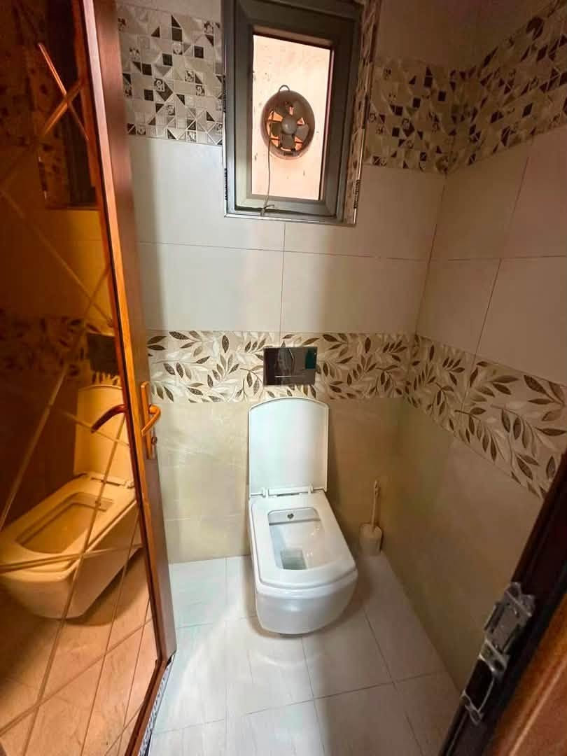 � للإيجار في السيدية
✨ دار سكني درجة أولى

📐 المساحة: 150 م²

📍 الموقع: السيديه – مربع ال 400

🔹 المواصفات:

 • 3 غرف نوم

 • صالة

 • مطبخ

 • 3 (خدمات)

. كراج لسياره

💰 الإيجار: مليون و300 ألف دينار عراقي

📞 للاستفسار: ***********

مكتب حلم عقاري

📍 الفرع الأول: السيدية – الضباط – شارع الكويتي
