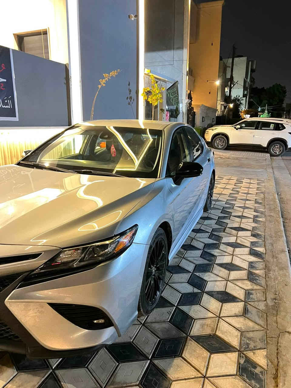 السلام عليكم
كامري 2020 وارد امريكي se لون رصاصي سلفر حادثها خلفي صندوق فقط سيارة جاهزة ماشية 87 الف كيلو رقم بغداد صبغ فقط الصندوق  السيارة بلاك علامات سودة اصلية ويدة باب اسود اصلي
السعر 165 ورقه وبيها مجال بسيط

للستفسار ***********
