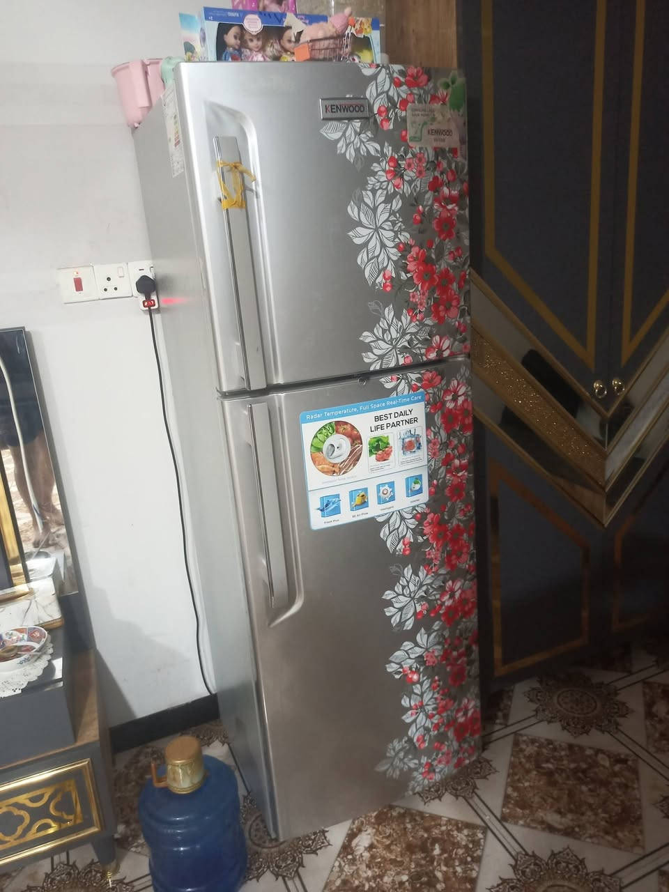 ثلاجه للبيع بعده اخت الجديده سعره 250 مكانه فلوجه حي نزال
