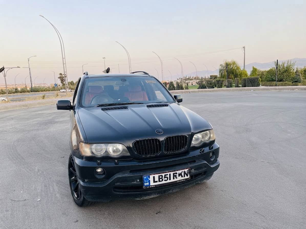 BMW X5
 2001
گیر و مەکینە بەشەرت 
چوارتایە ویلی سپۆرتی لە ژێرایە 
مەکینە ٥٤٤ تا بلێ بەقوەتە
مەنفێستە
بیلاد جام رەش
کامل ناو قەیسی 
هەتەبڵی جوان و بێ مەسرەفە
سڵایتە 
٢٨ گەڵاو کەمێک مەعمەلە
 عەقدم هەیە ٣ ساڵ پێش ئیسا ٤٣ وەرەقەی پێدراوە
شوێن سلێمانی
(***********) السليمانية, العراق
