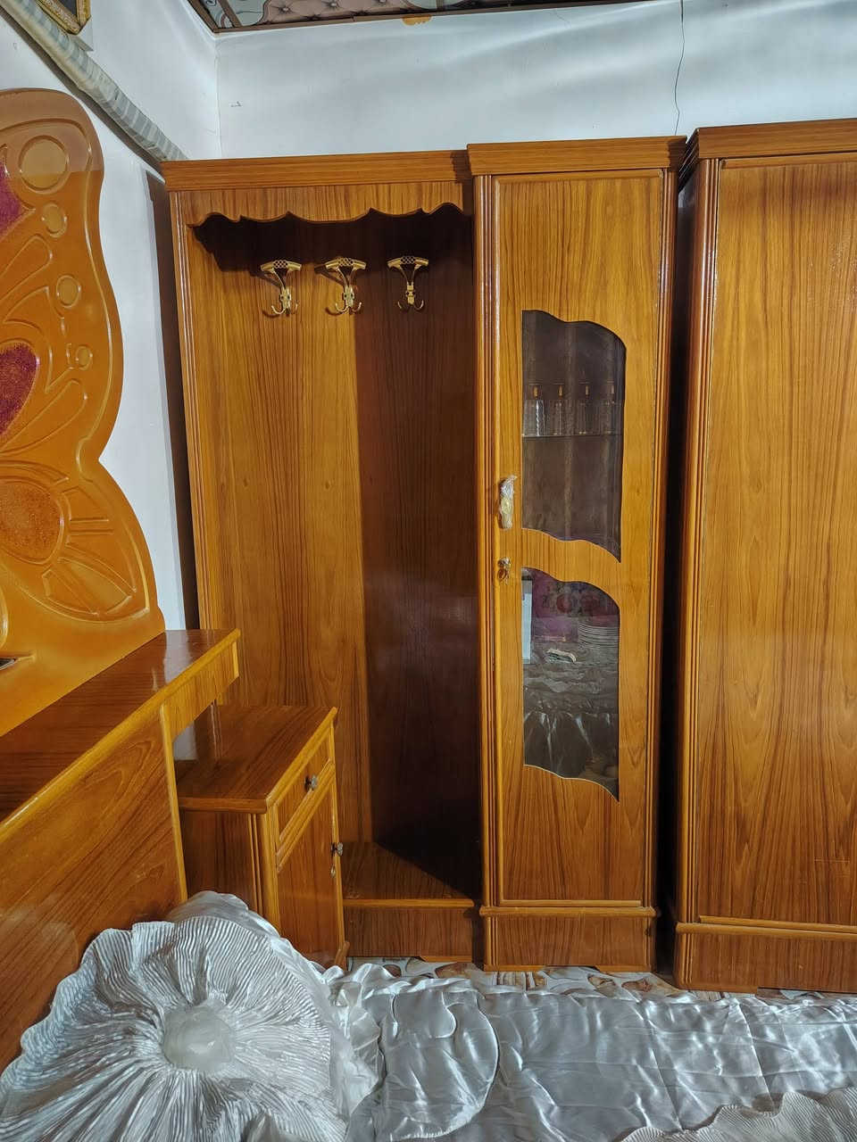 غرفه اخشاب تسكام نضيفه كلش ستوني مسويهه ماصارهه 3اشهر جديده او حلوه *********** السعر 900او بيهه مجال
