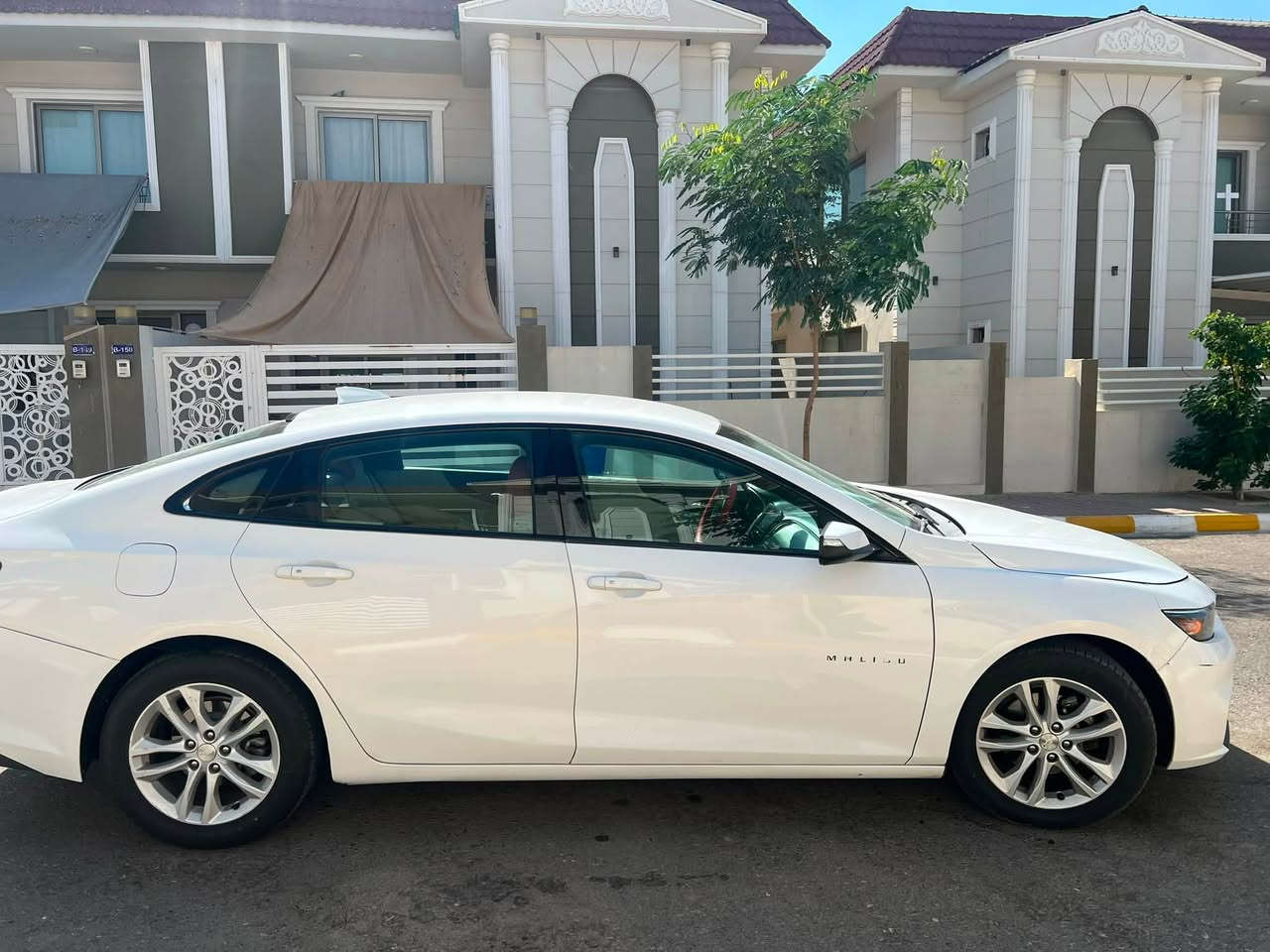 السلام عليكم
ماليبو 2018 

مواصفات LT

داخل مميز احمر وابيض

السيارة جداً نظيفة وبالحقيقة احلى

ماشية 98 ميل 
تخم تايرات وحدادية جديدة

بجم كبس كير محرك بلاديات ما مفتوحات شرط راديتر بلادي وسيارة ناعمة وحلوة بالمشي جانيها صار فوك ٦ سنوات

السيارة على ايدي ومداريها دهن موتل وبانزين محسن وعادي تستقبل هم مو مشكلة

رقم بغداد باسمي وتتحول ب اي محافظة عادي

مكاني كركوك

ضرر السيارة مرفق بالمنشور بامريكا جاملغ خلفي جهة السكن وربع قبق الجنطة وبالعراق صار بيها باب خلفي جهة السائق صبغ 

السعر 89 بيها مجال للطيبين للبيع فقط او مراوس بجالنجر rt

للاستفسار اكثر خاص او رقمي ***********
