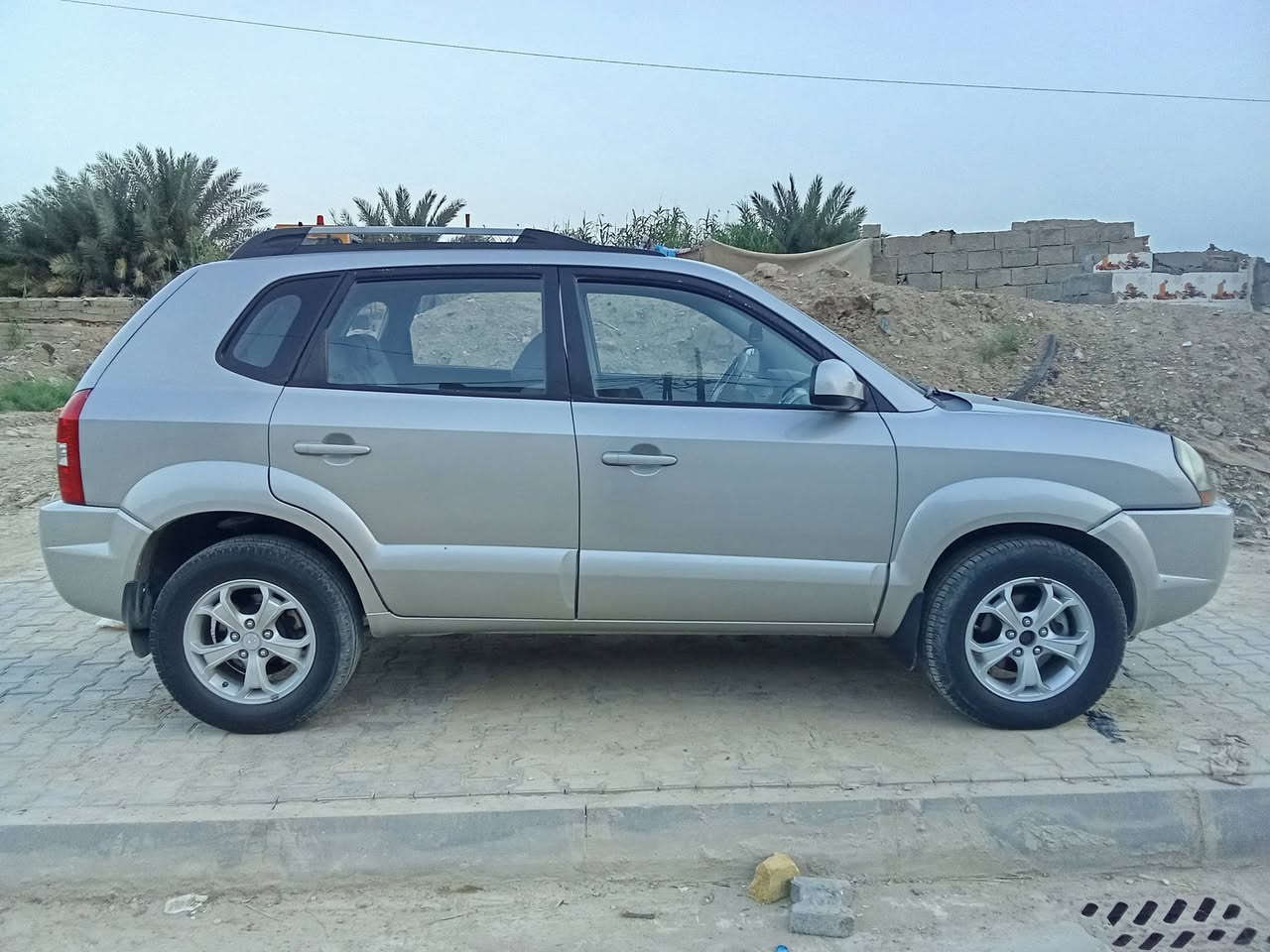 السلام عليكم سياره توسان موديل 2009رقم بغداد انكليزي محرك سته سلندر2700 تخم تاير تبريد  فتحه سقف وارد خليجي  بيها باب واحد صبغ و جاملغ فقط اثر جراد  السعر 115 مكان واسط ***********
